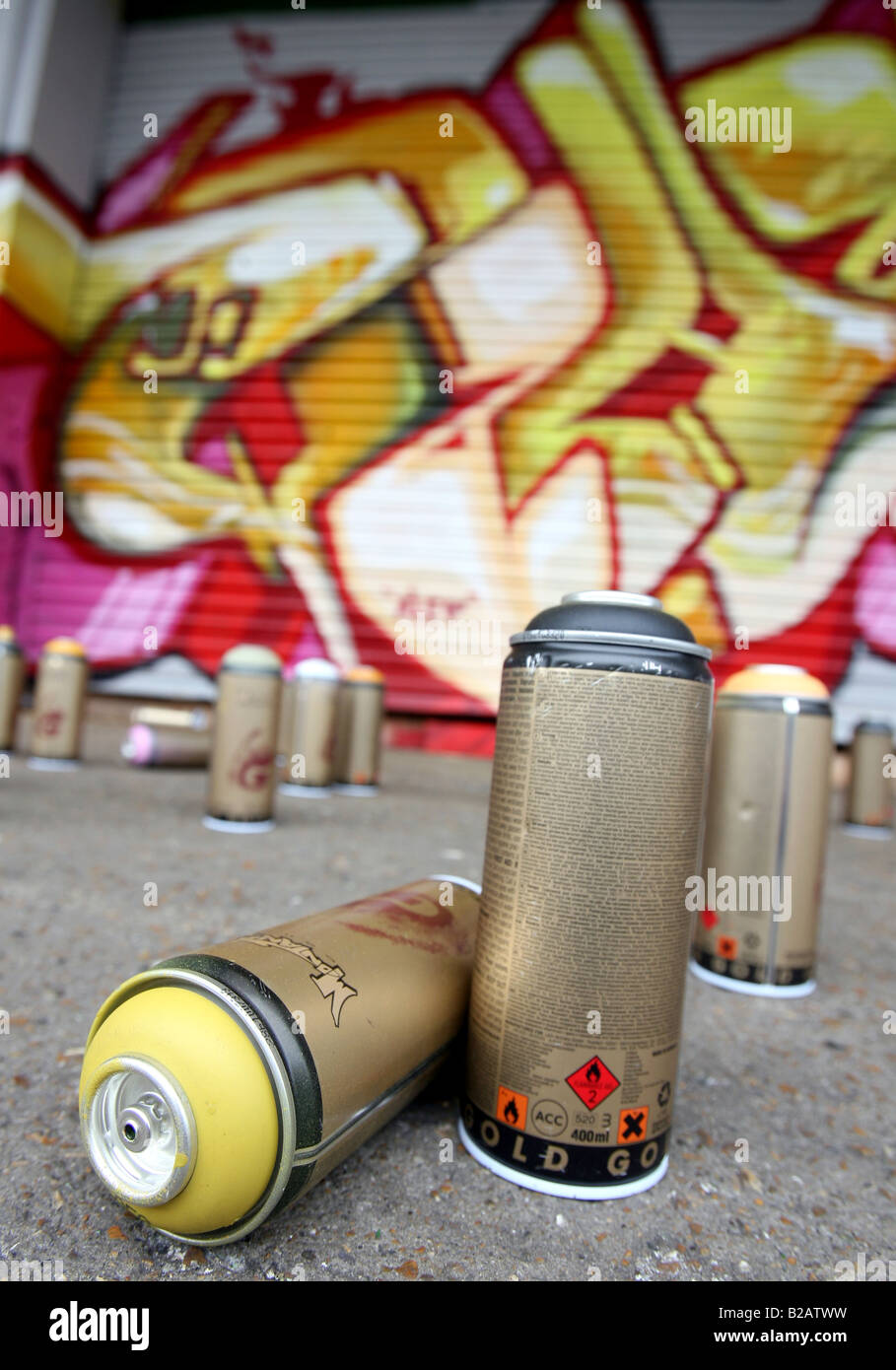 Einige Sprühfarbe Dosen lag auf dem Boden in der Nähe von einem legalen Graffiti-Projekt in Brighton, Sussex Stockfoto