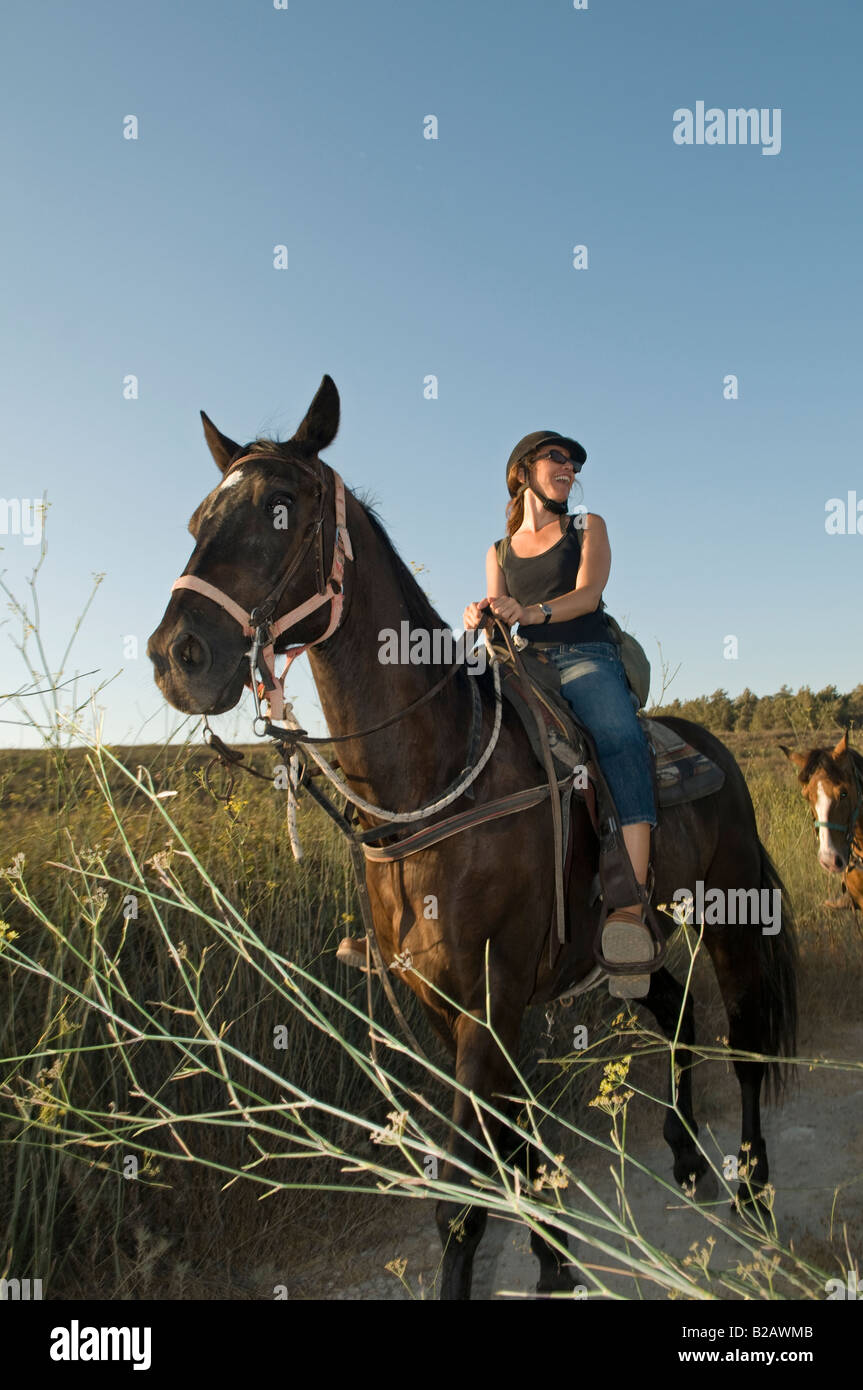 Eine israelische Frau auf einem Pferd in der Menashe Höhen oder Ramot Menashe befindet sich auf dem Carmel Bereich Nordisrael Stockfoto