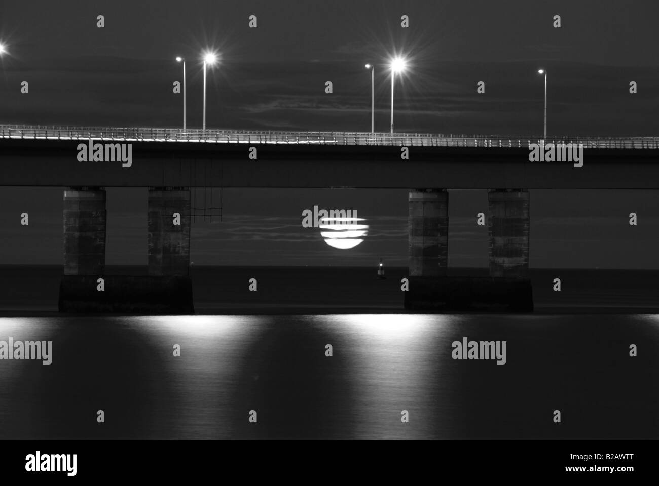 Tayroad Brücke Dundee Mond Aufstieg Nachtaufnahme mit niedrigen Mond Stockfoto