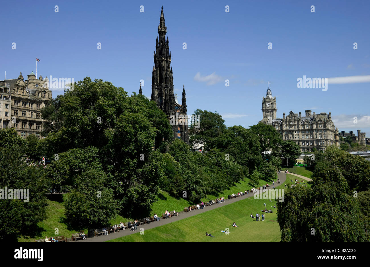 Blick auf die Princes Street Gardens East mit Walter Scott Monument und Balmoral Hotel, Edinburgh, Scotland, UK, Europa Stockfoto