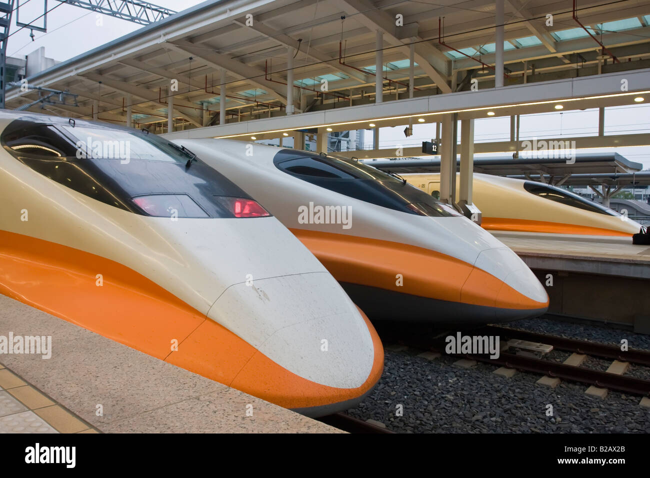 Drei Shinkansen 700 high-Speed Rail Züge Bahnhof Zouying Kaohsiung Taiwan ROC Stockfoto