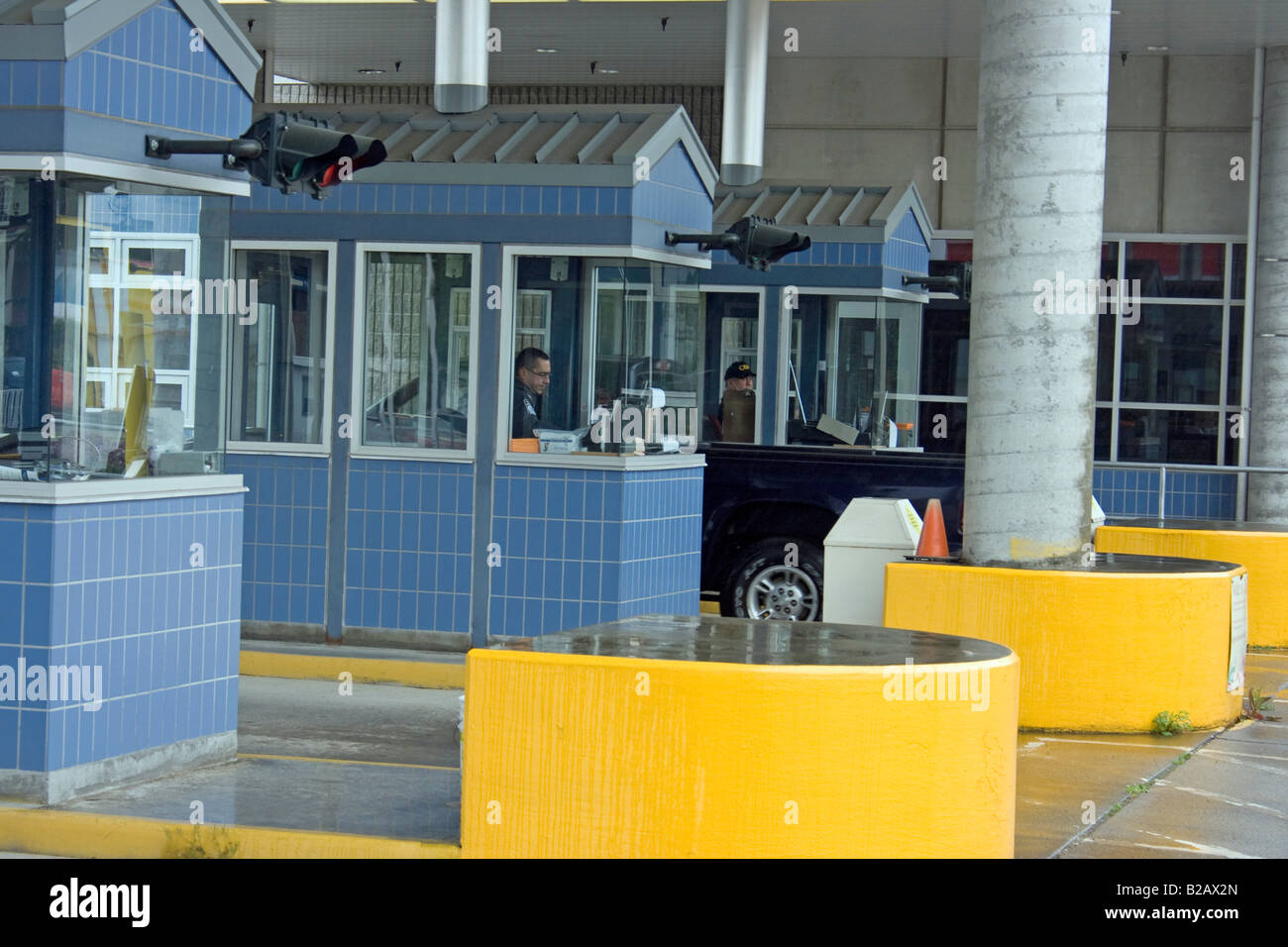 Grenze Offiziere Fragen und oder einen Teilnehmer in der uns Port Of Entry Sumas Washington prüft. Stockfoto