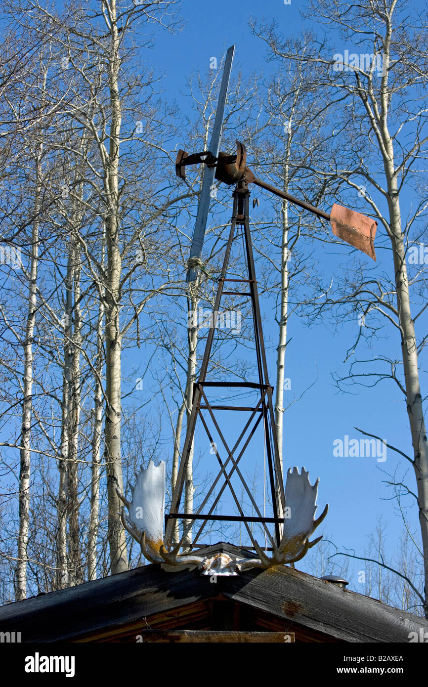 Ein Windgenerator mehr als dreißig Jahren Sitze auf diese Kabine. Es wurde verwendet, um eine Batteriebank für Lichter wieder aufzuladen. Stockfoto