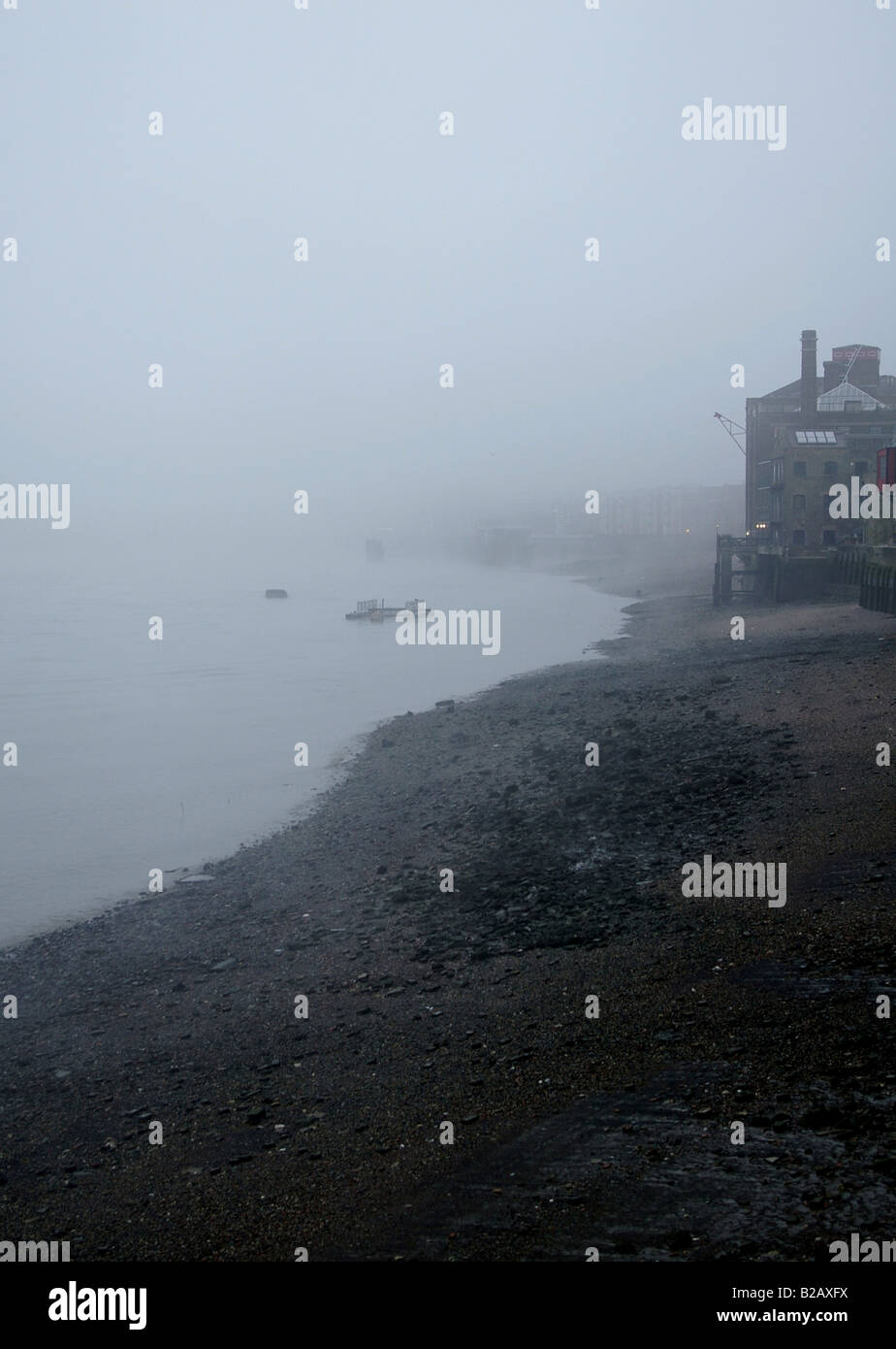 Nebligen Tag zeigt die Themse in London Stockfoto