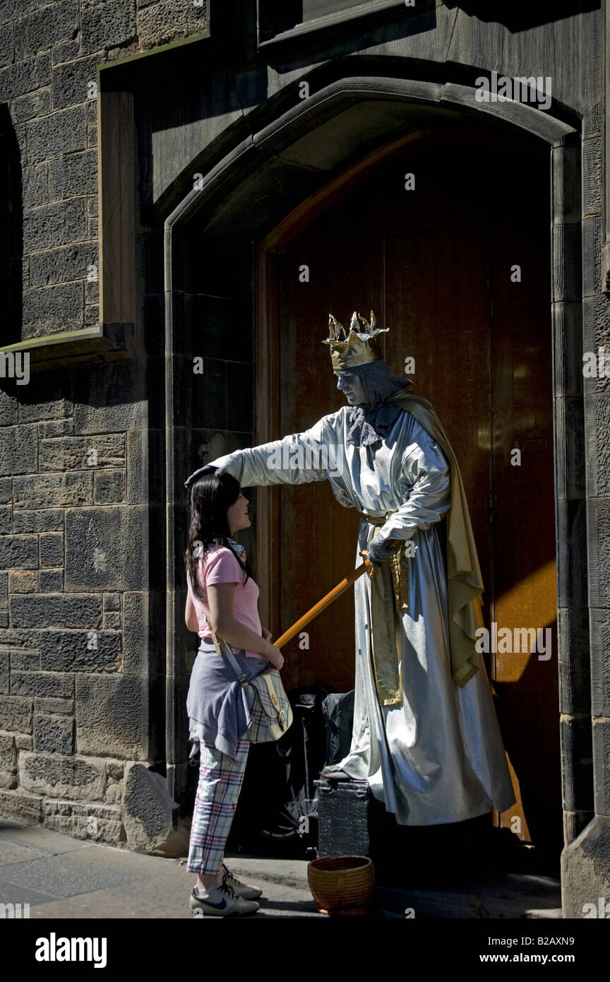 Edinburgh Busker Straße Statue legt seine Hand auf Touristen Kopf, High Street, Royal Mile, Edinburgh, Schottland, UK, Europa Stockfoto