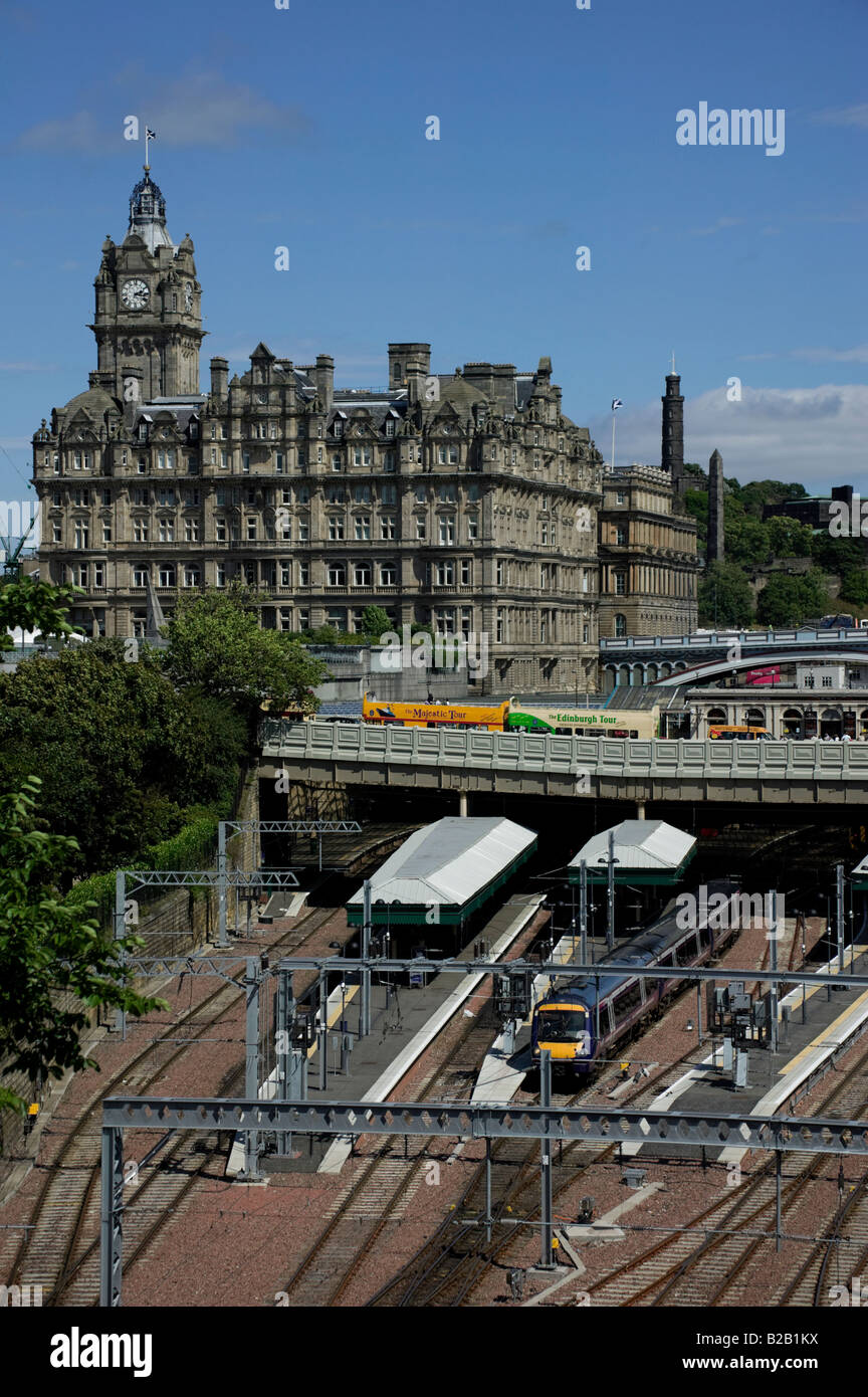 Zug Edinburghs Waverley Station mit Balmoral Hotel im Hintergrund, Schottland, UK, Europa zu verlassen Stockfoto