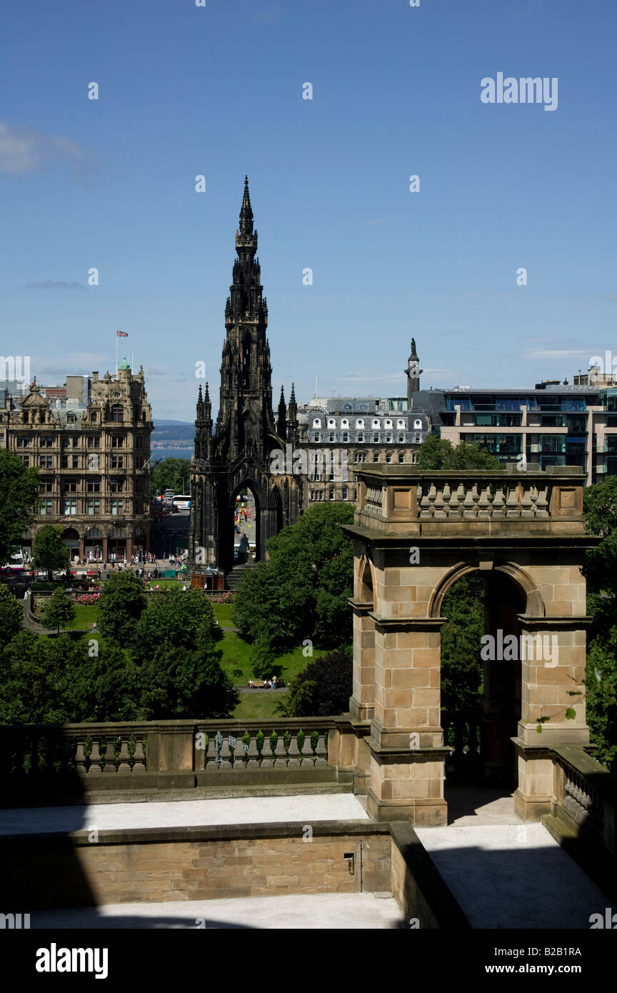 Ansicht von Walter Scott Monument mit Bogen der Bank of Scotland Gebäude im Vordergrund und Hintergrund Jenners, Edinburgh, Schottland Stockfoto