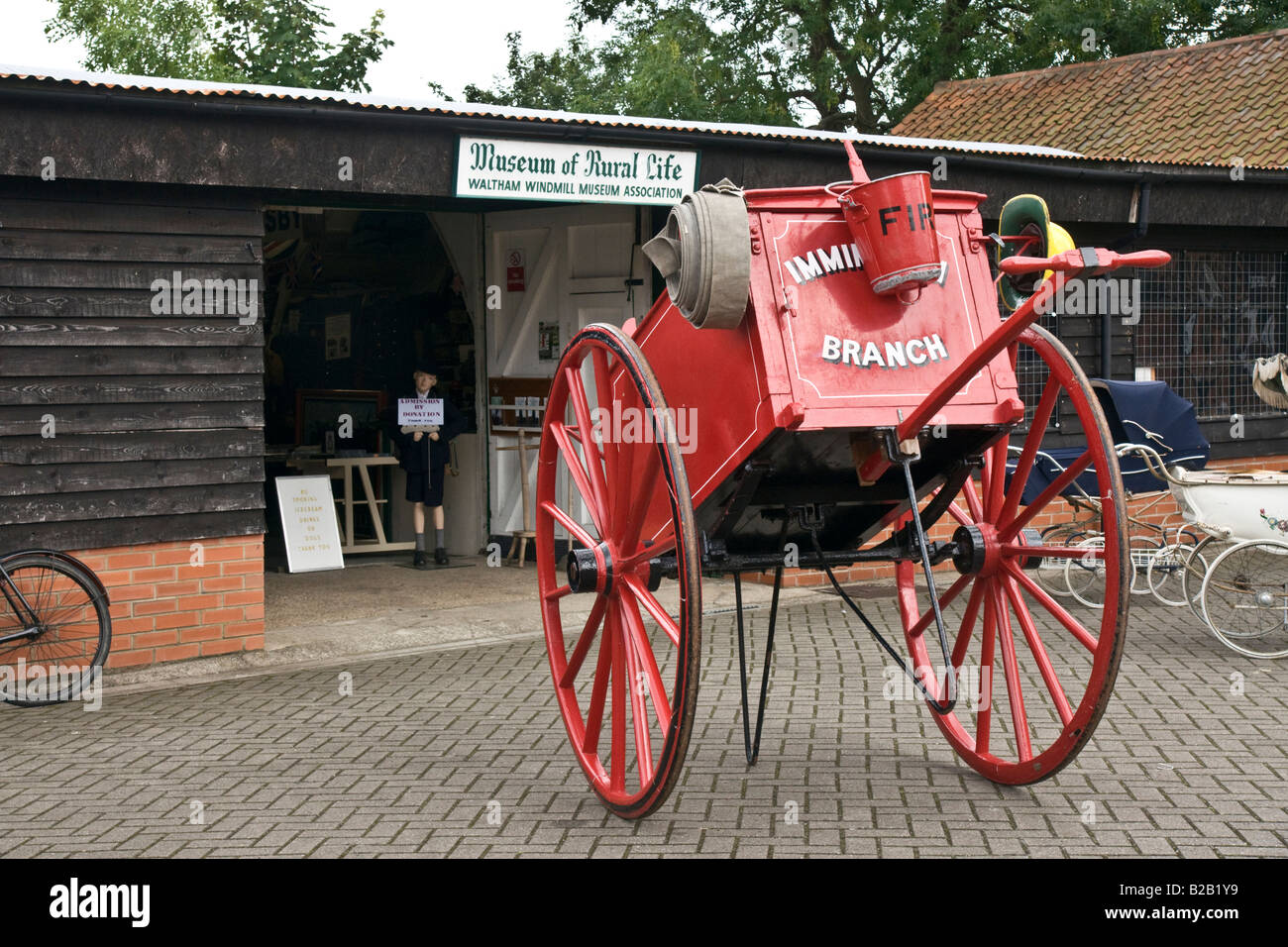 Museum des Landlebens, Waltham. Das Bild zeigt einen alten Feuer Hand Servicewagen "Immingham Zweig" markiert Stockfoto
