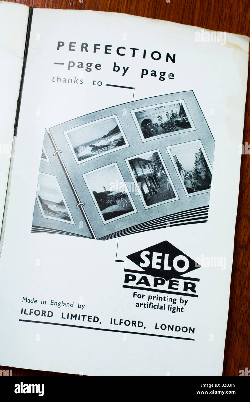 Eine Werbung für Ilford Fotopapier in einem alten fotografischen Handbuch veröffentlicht im frühen 20. Jahrhundert Stockfoto