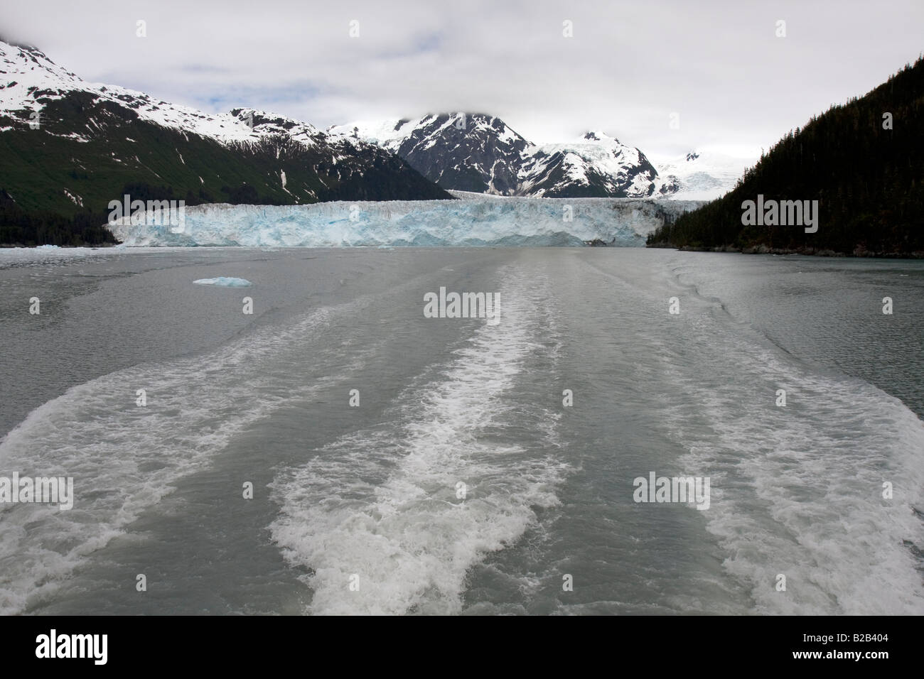 Flut Wasser-Gletscher in Alaska mit Anschluss an eine touristische Fähre vor ihm. Stockfoto