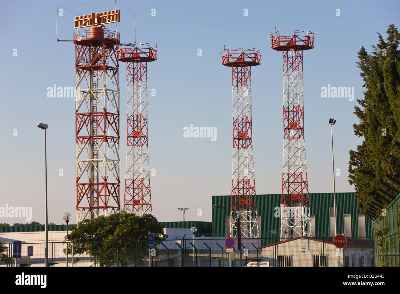 Turm und Kommunikation Radarantennen am Malaga Flughafen Spanien Stockfoto
