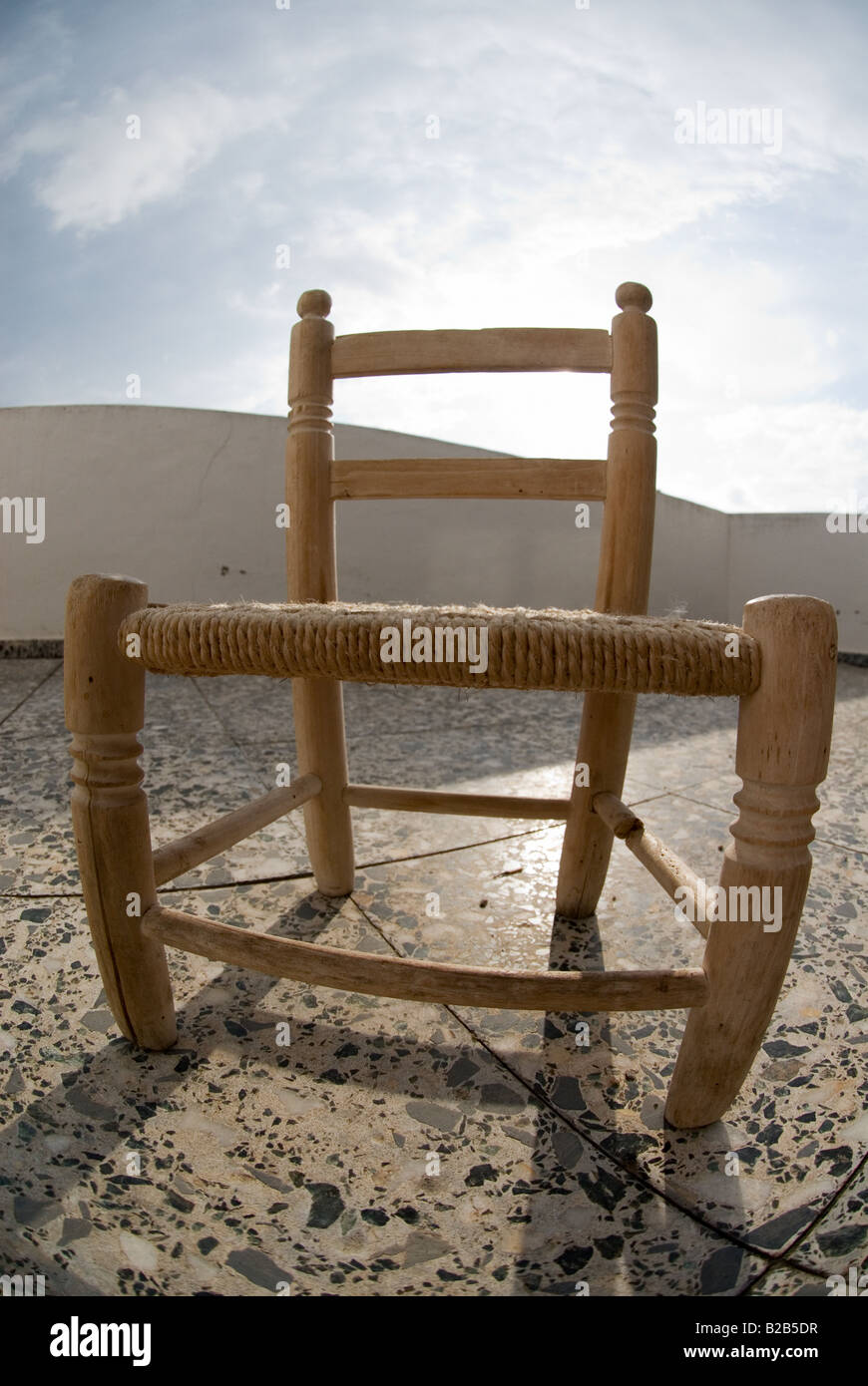 kleine spanische Holzstuhl auf Steinterrasse Stockfoto