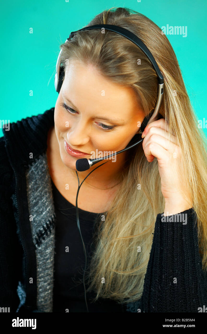 Junge hübsche Frau trägt ein Handy Kopfhörer Call Center Agent Stockfoto