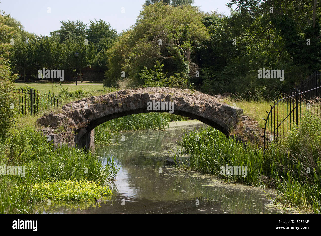 Harolds steinernen Brücke über Kornmühle Stream Waltham Abbey Essex Stockfoto