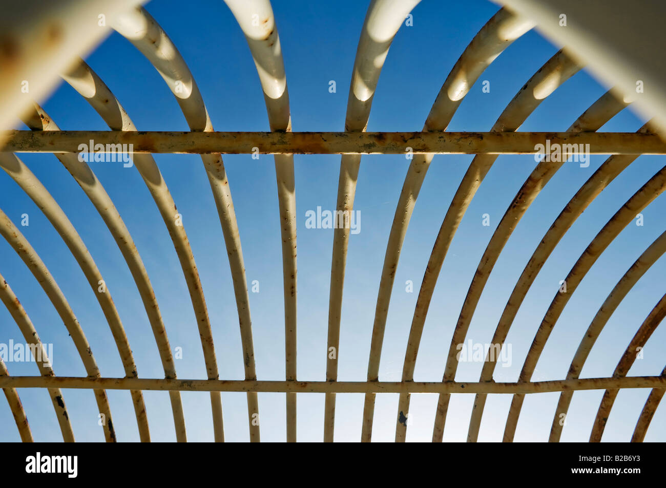 Detail von einem rostigen gewölbte Käfig Stockfoto