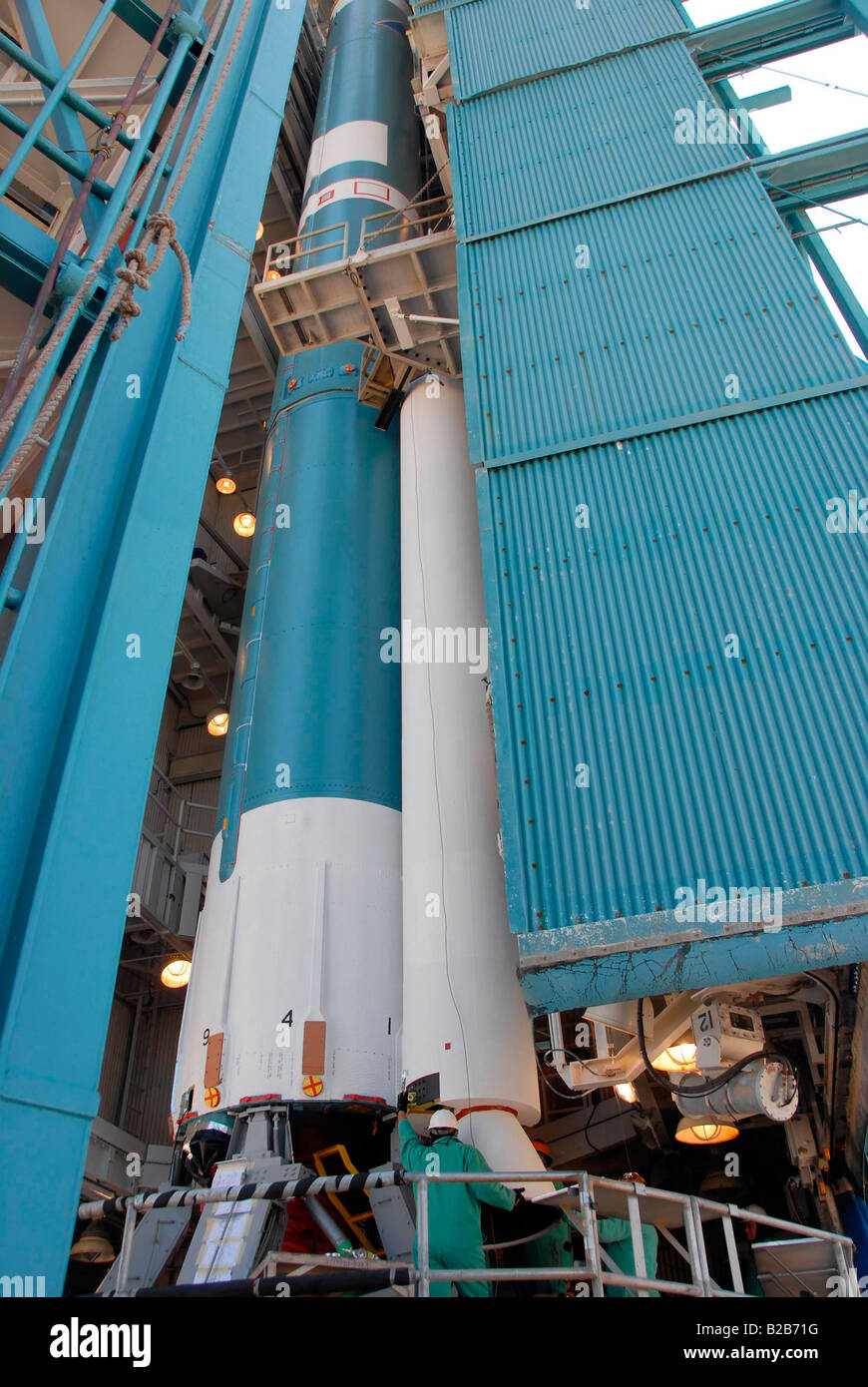 Ein solid Rocket Booster wird verschoben auf den Platz neben der ersten Stufe der Delta II. Stockfoto