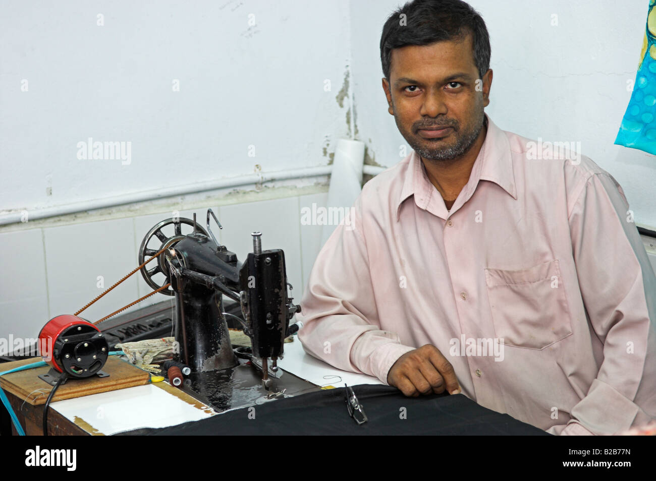 Omanische Schneider mit alten Nähmaschine Mutrah Muscat Oman Stockfoto