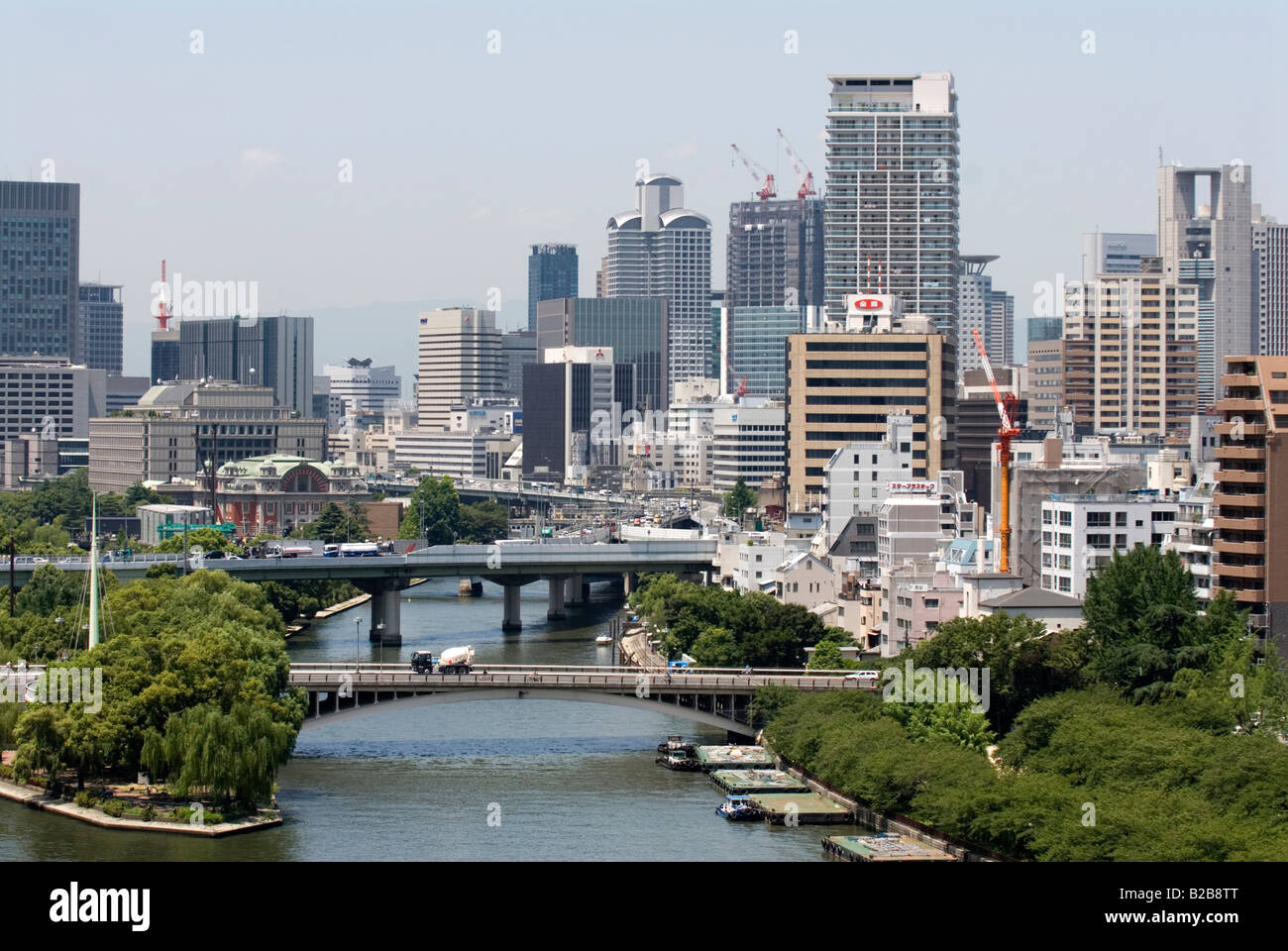 Luftaufnahme der Okawa Fluss und Nakanoshima Park mit Umeda Skyline im Hintergrund in Osaka Stadt Stockfoto