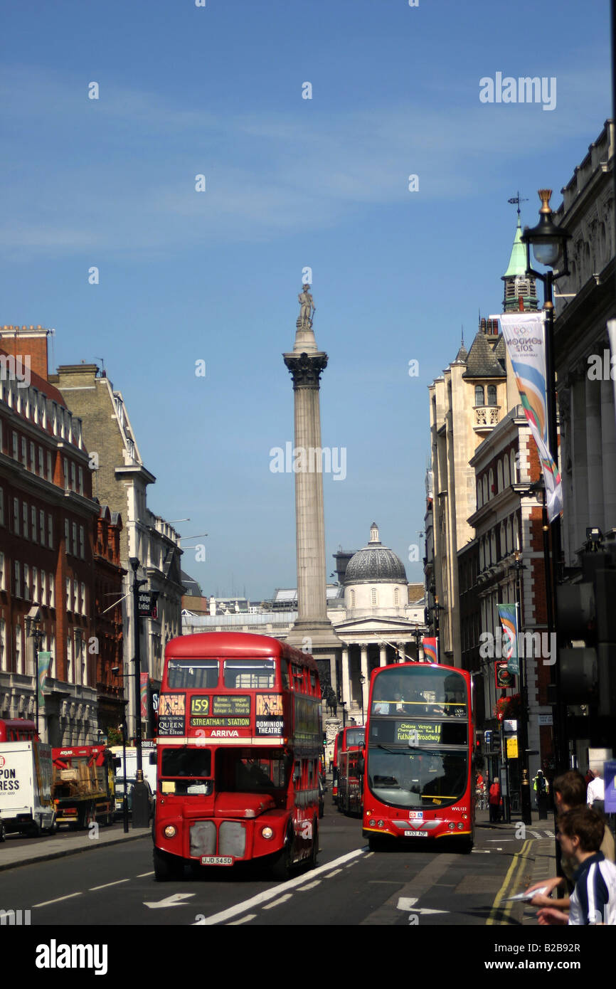 Doppelte Decker rot London Busse auf der Straße weg von Nelson s Spalte und Trafalgar Square Stockfoto