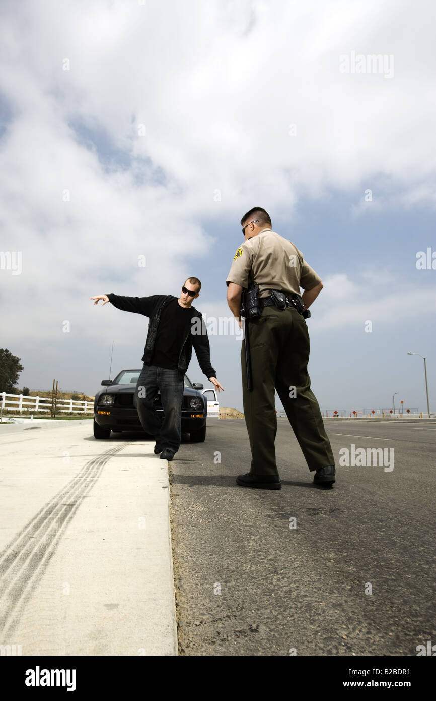 Polizist Test Verdächtigen für Alkohol am Steuer Stockfoto
