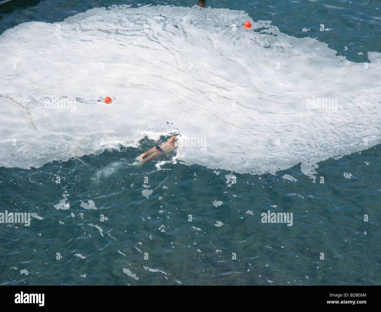 Ein Mann schwimmt auf dem verschmutzte Meer, Vernazza, Italien. Stockfoto