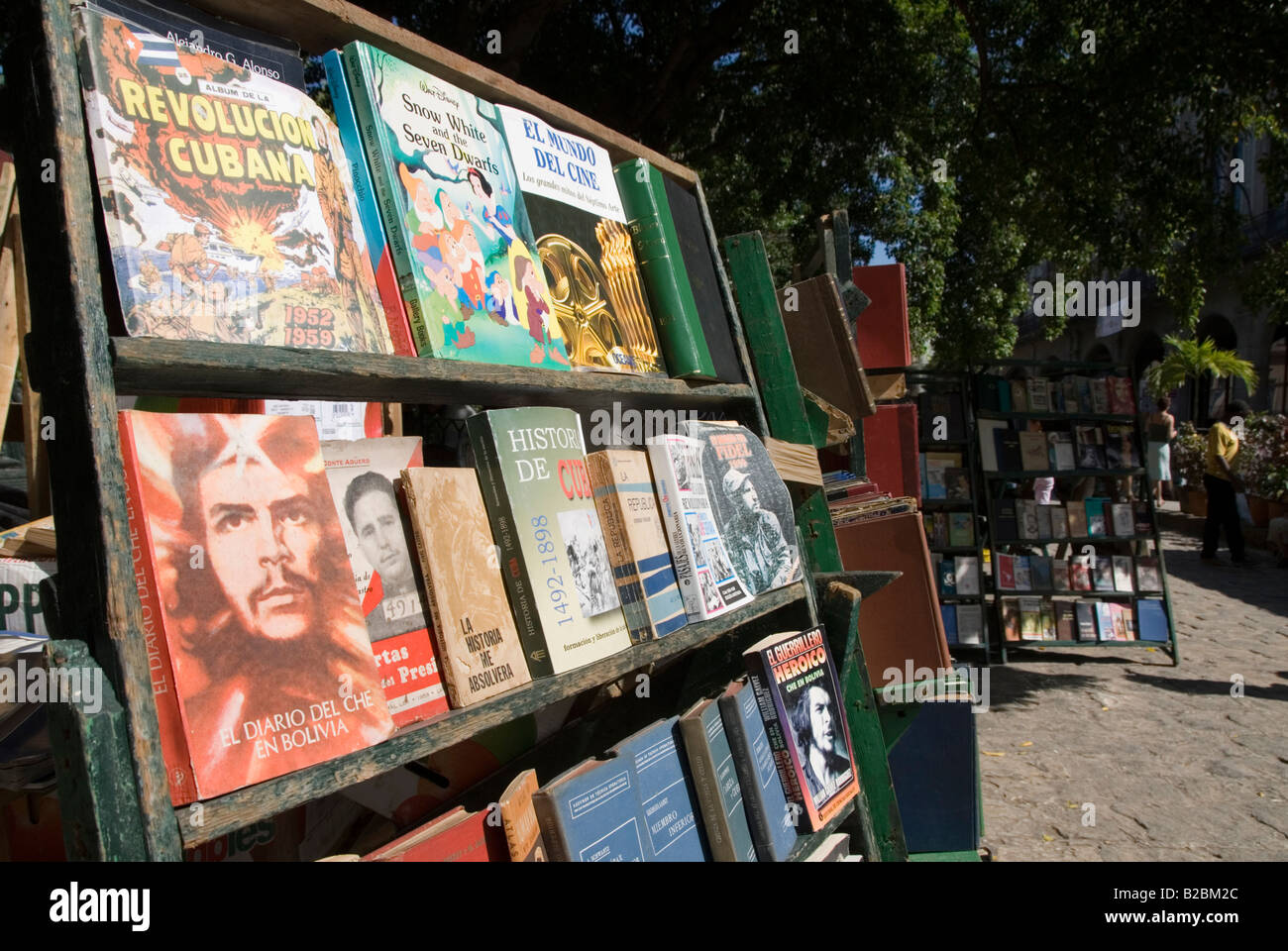 Gebrauchte Bücher auf der kubanischen sozialistischen Revolution für den Verkauf auf einem Büchermarkt am Plaza De Armas in La Habana Vieja Havanna Kuba Stockfoto