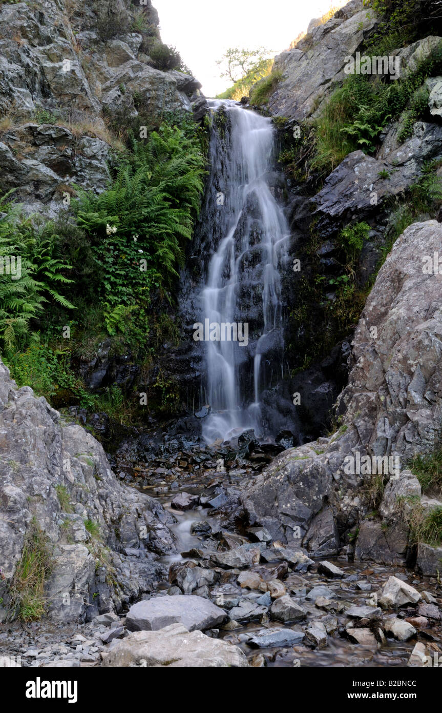 Leichte Auslauf Wasserfall Kardieren Mill Valley Church Stretton Shropshire Stockfoto