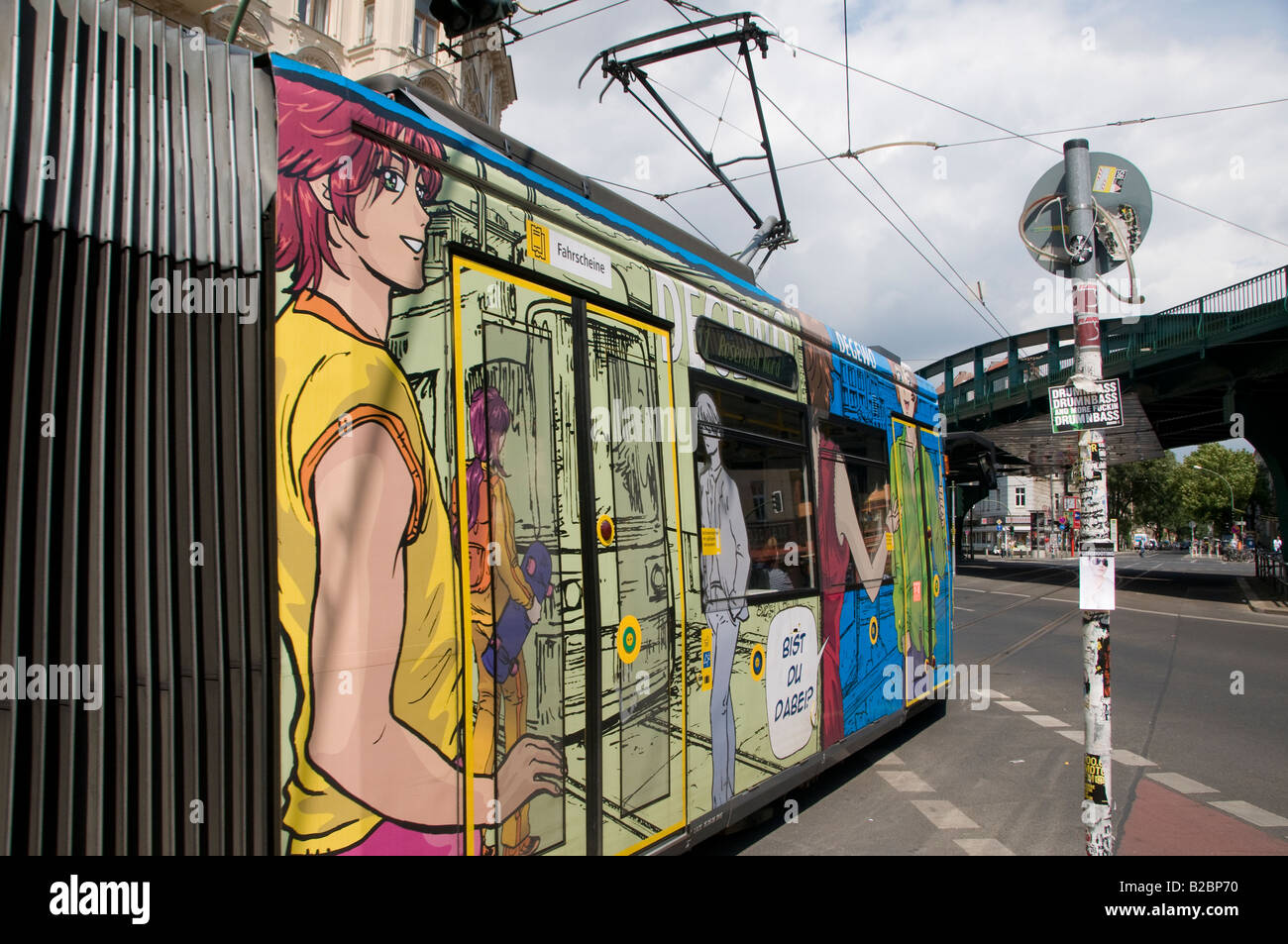 Straßenbahn durch Ecke Schonhauser, Stadtzentrum, Berlin Deutschland Stockfoto
