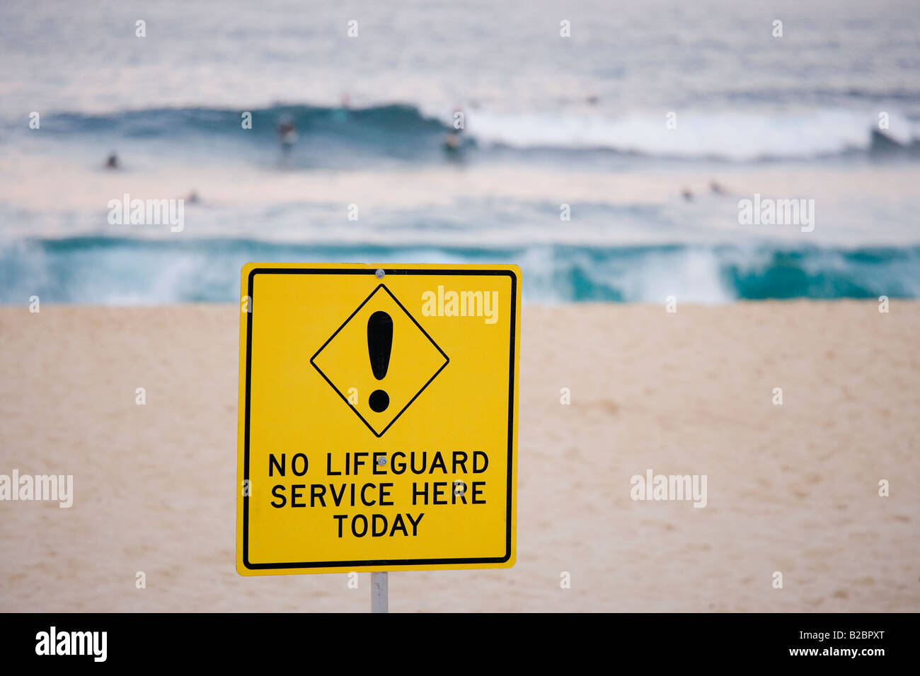 Sydney Bronte Beach im Winter mit melden keine Rettungsschwimmer hier heute. Schwimmer und Surfer im Hintergrund. New South Wales Australien. Stockfoto