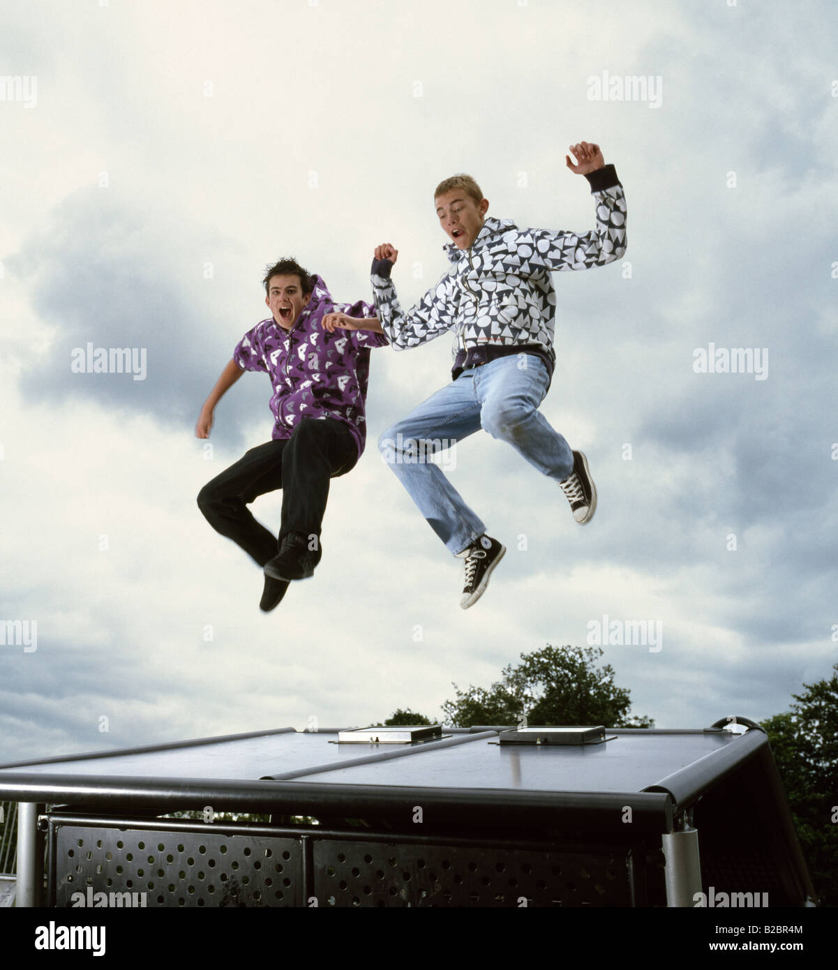 Zwei Jungs im Teenageralter springen vor Freude. Stockfoto