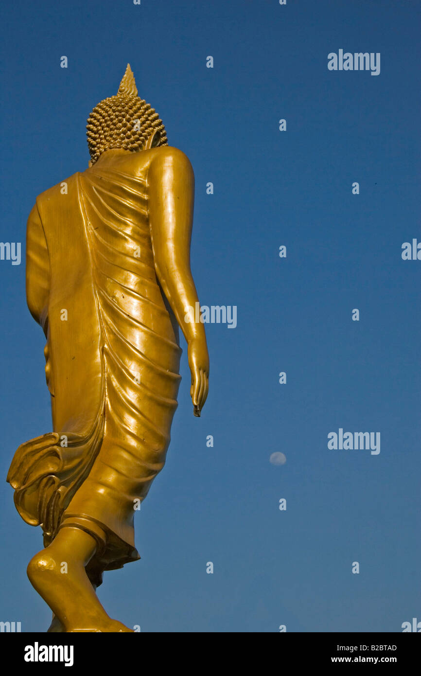 Buddha-Statue von hinten fotografiert, Mondaufgang Stockfoto