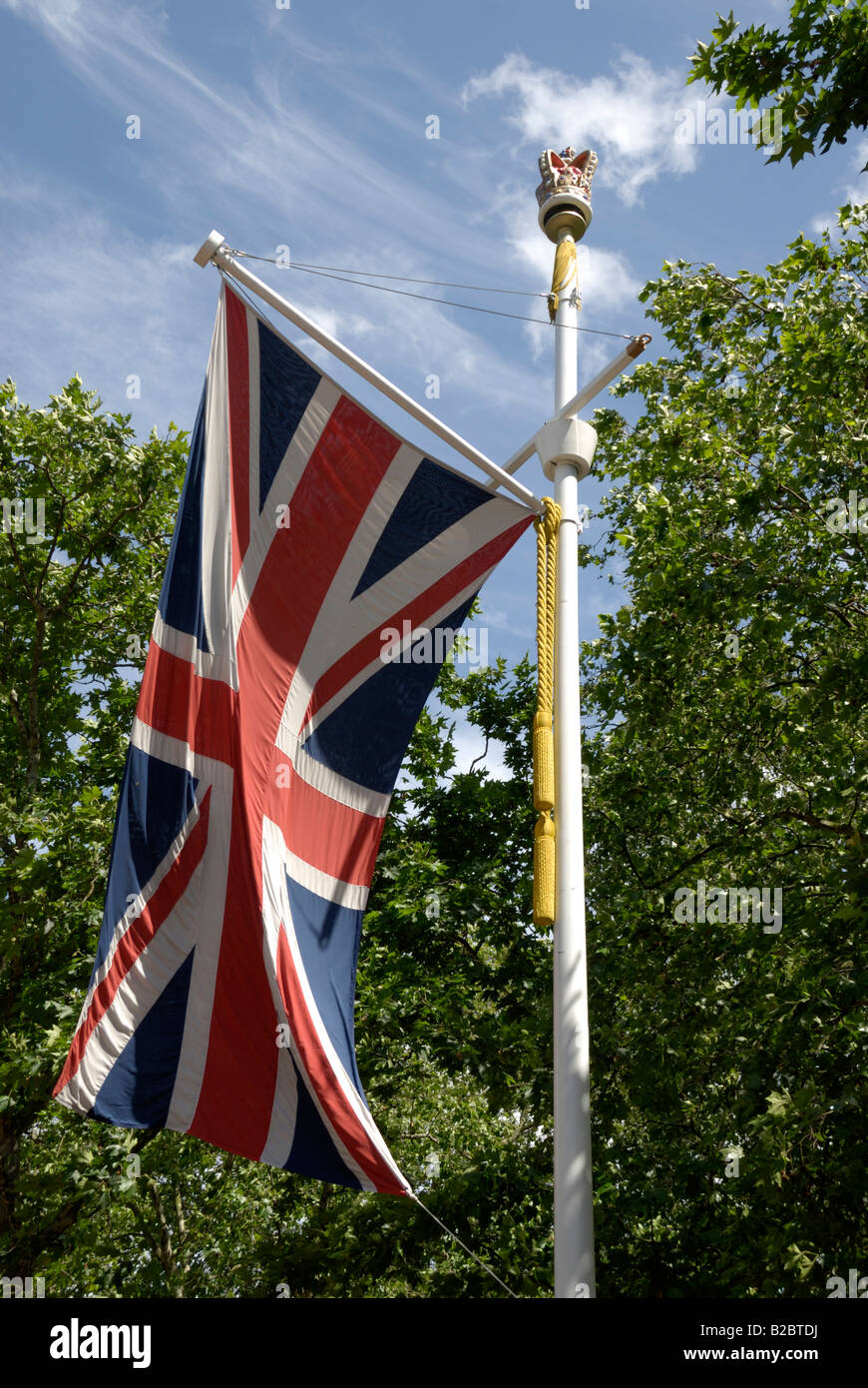 Britische Flagge am Fahnenmast mit Bäumen im Hintergrund, London Stockfoto