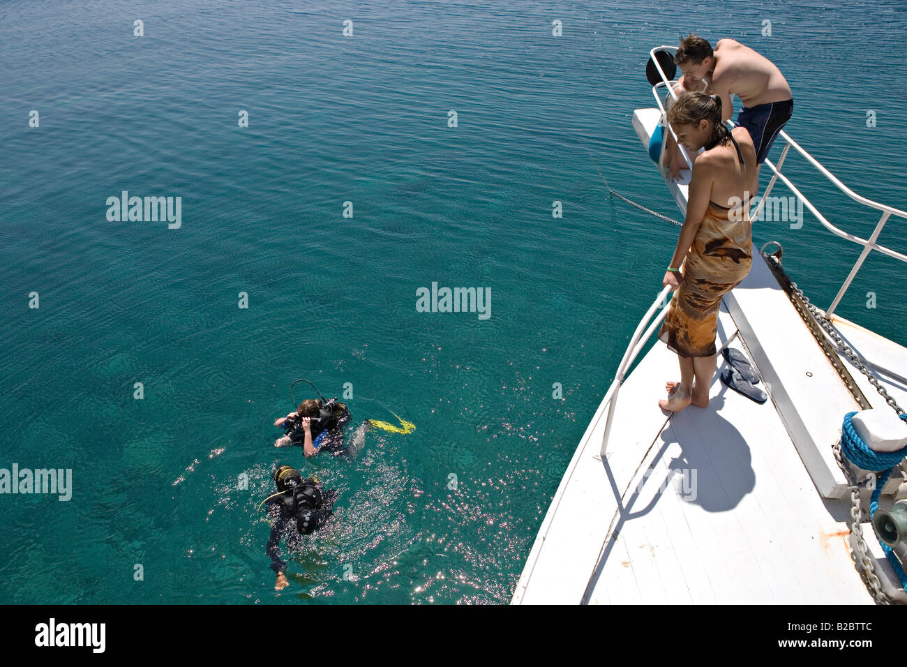 Touristen, die gerade tauchen aus Kreuzfahrt Bootsdeck Icmeler Marmaris Mugla Türkei Stockfoto