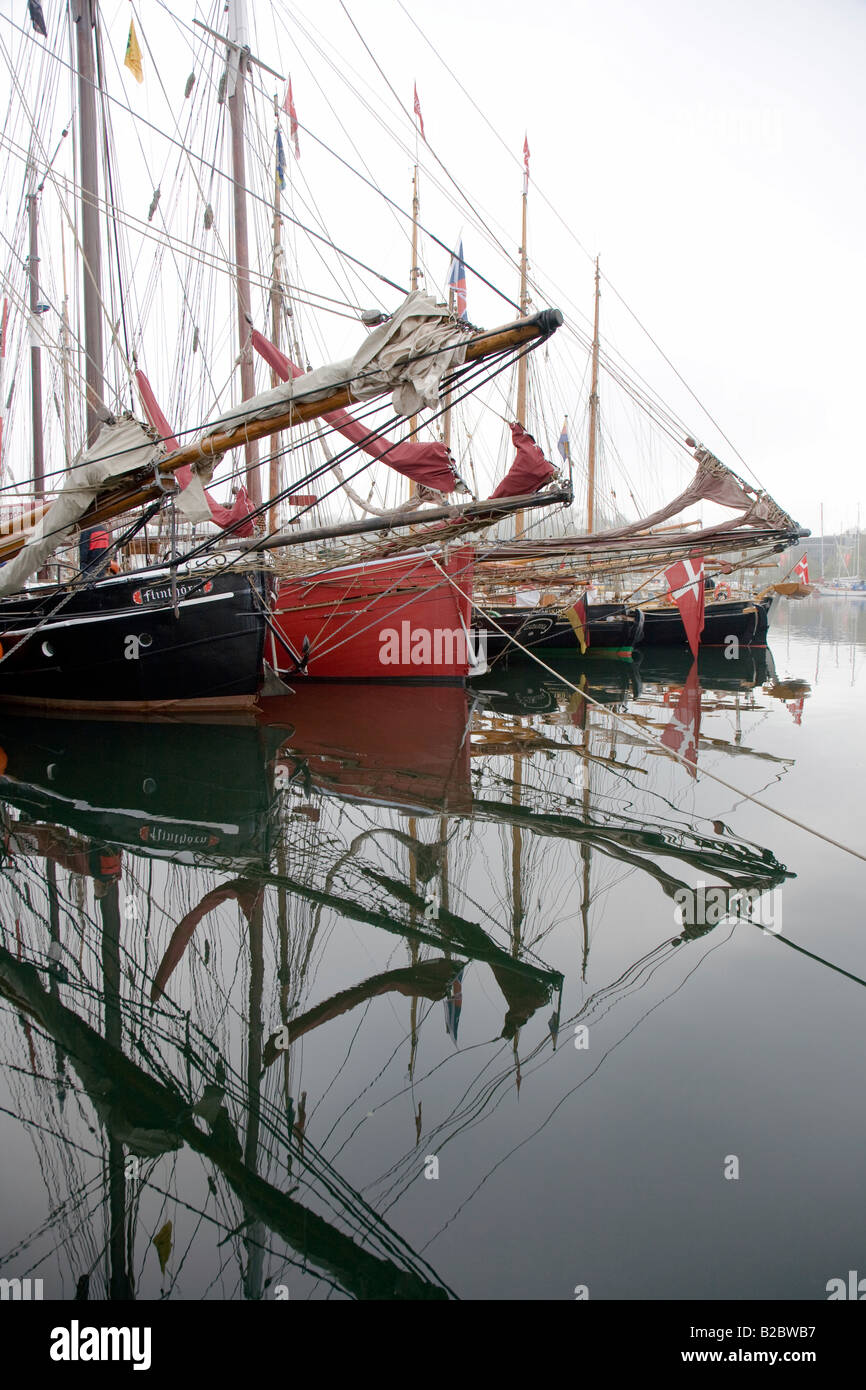 Friedlichen Hafen im frühen Morgennebel, der Museumshafen ist voll mit traditionelle Segelboote für die Rum-Regatta 2008 Stockfoto