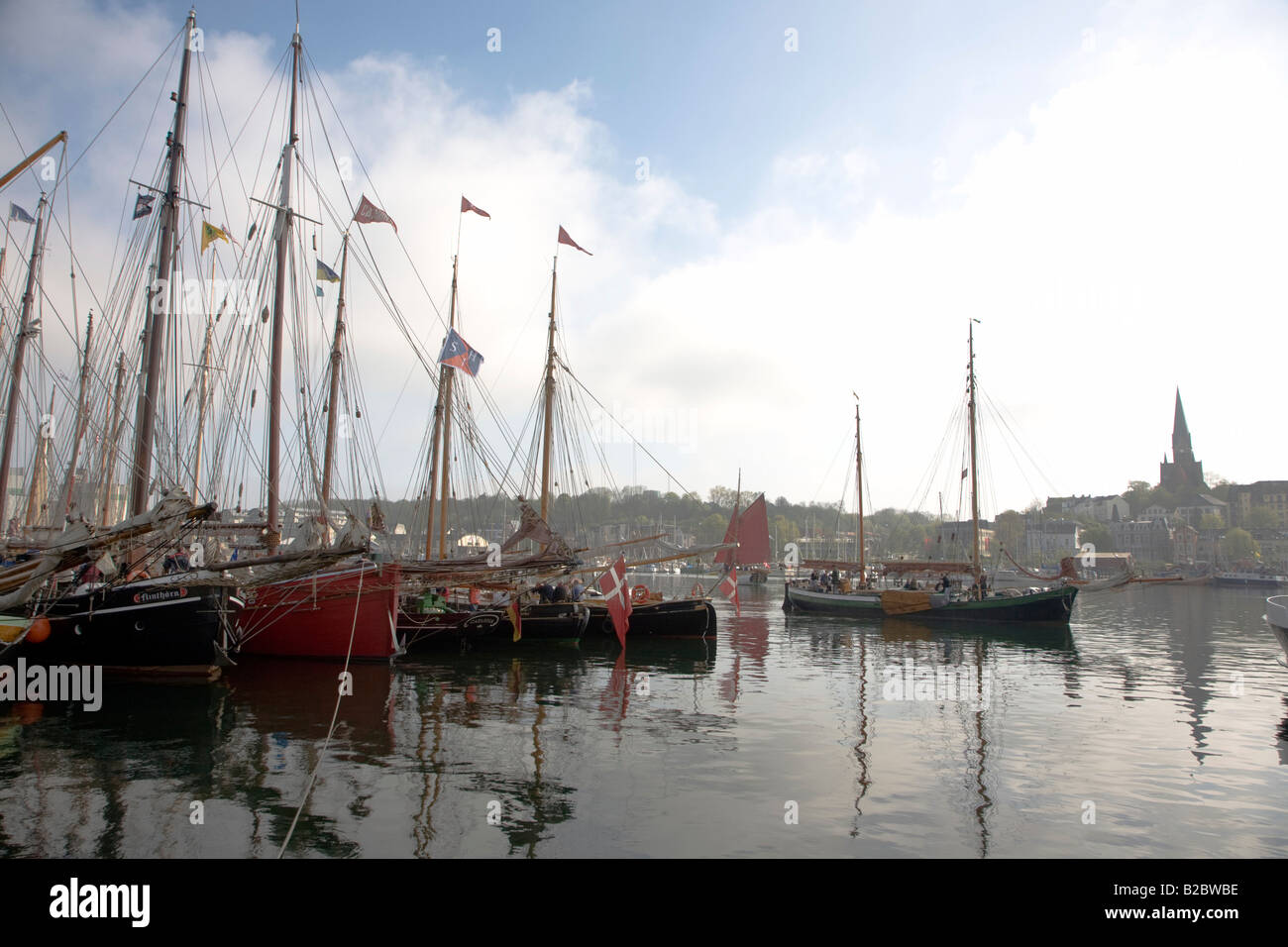Der Museumshafen ist voll mit traditionelle Segelboote für die Rum-Regatta 2008, Flensburg, Schleswig-Holstein, Deutschland, Europa Stockfoto