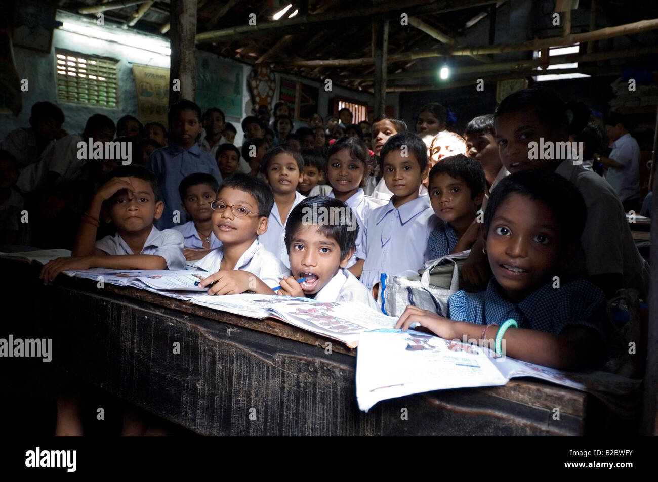 Ein viel zu selten Anblick in den Slums, eine Schulklasse, die Howrah Town, Hooghly, Westbengalen, Indien Stockfoto