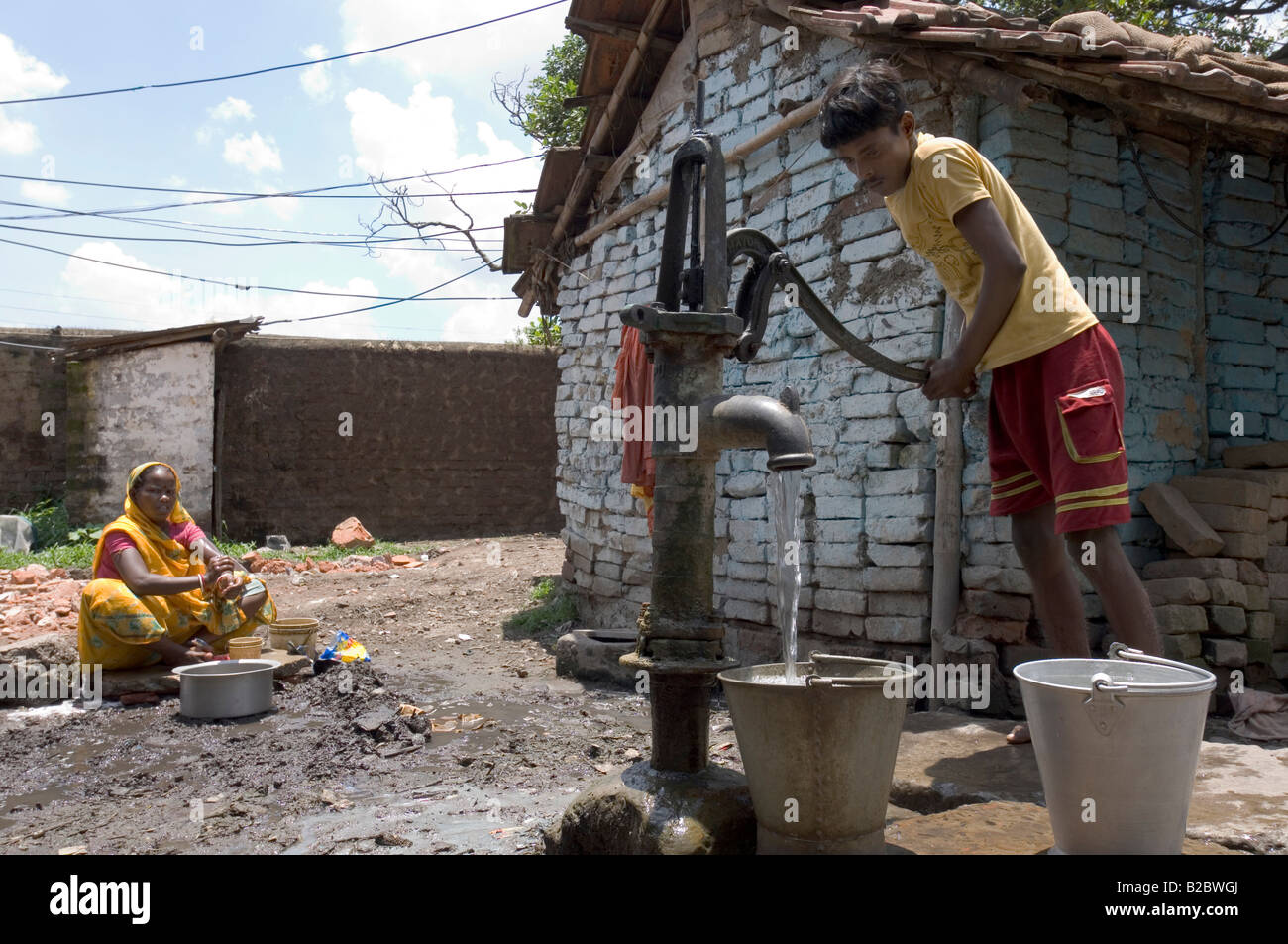 In den Slums gibt es macht überall zwischen den häufigen Stromausfällen, obwohl es oft gestohlen wird, aber es gibt kein Süßwasser ein Stockfoto