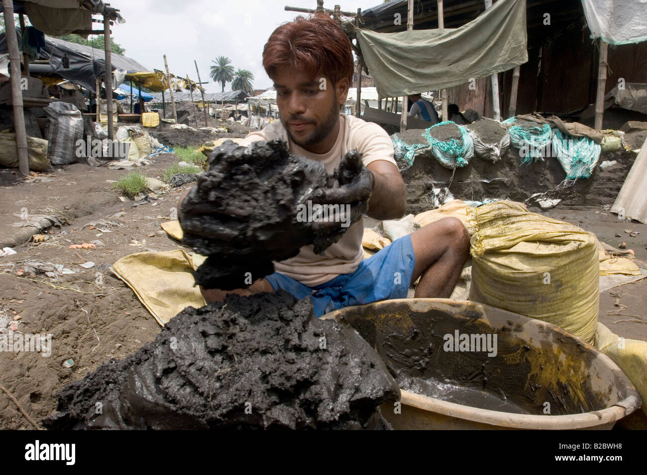 Viele Slumbewohner Leben von recycling von Industrieabfällen. Tagelöhner waschen industriellen Schlacke auf der Suche nach restlichen Metall. Diese ma Stockfoto