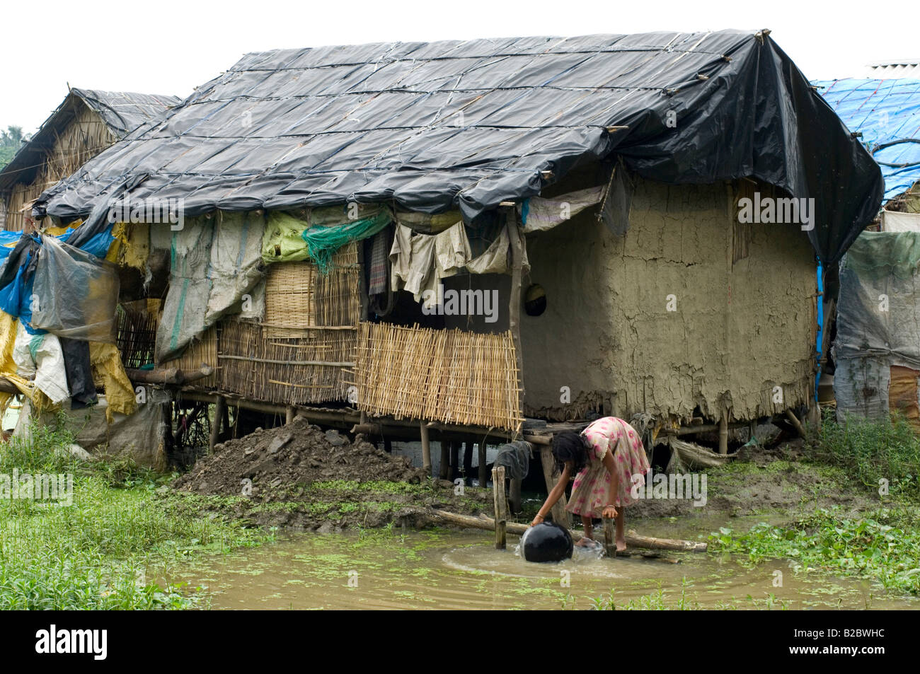 Die hygienischen Bedingungen in den Slums sind verheerend. Häufig werden kleine Teiche mit Wasser zum Waschen, trinken, als Toiletten verwendet eine Stockfoto