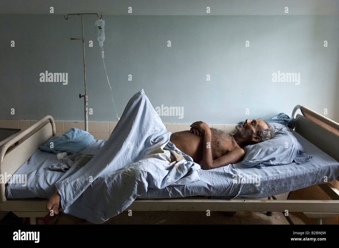 Patienten an der Dialysestation der Shree Jain-Privatklinik. Sogar wohlhabende Patienten leiden unter hygienischen Bedingungen, die Stockfoto