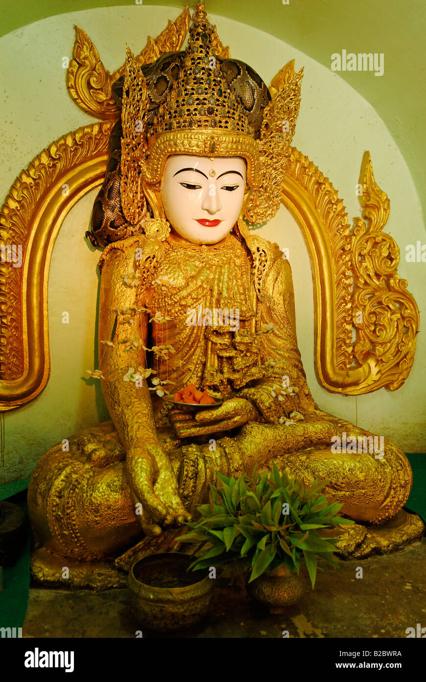 Vergoldete Buddha-Statue in der Paleik Schlangentempel, Burma, Myanmar, Asien Stockfoto