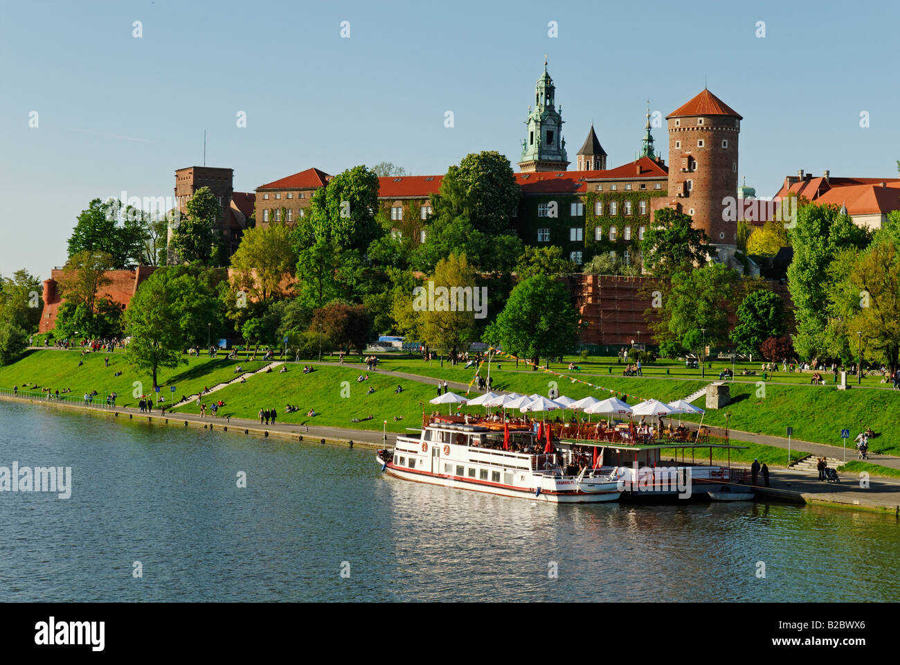Boot auf dem Fluss Wisła, Weichsel, Wawel-Hügel in Krakau, UNESCO-Weltkulturerbe, Polen, Europa Stockfoto