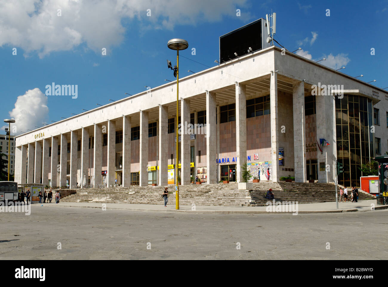 Palast der Kultur oder alternativ Opernhaus am Sheshi Skenderbej Square, Tirana, Albanien, Europa Stockfoto