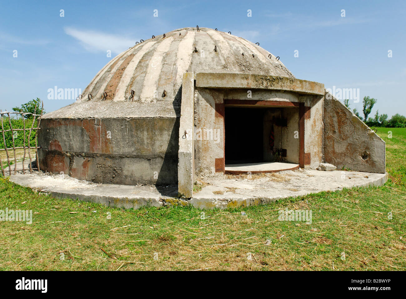 Typische albanische Bunker, ein Rest der kommunistischen Zeiten, Albanien, Europa Stockfoto