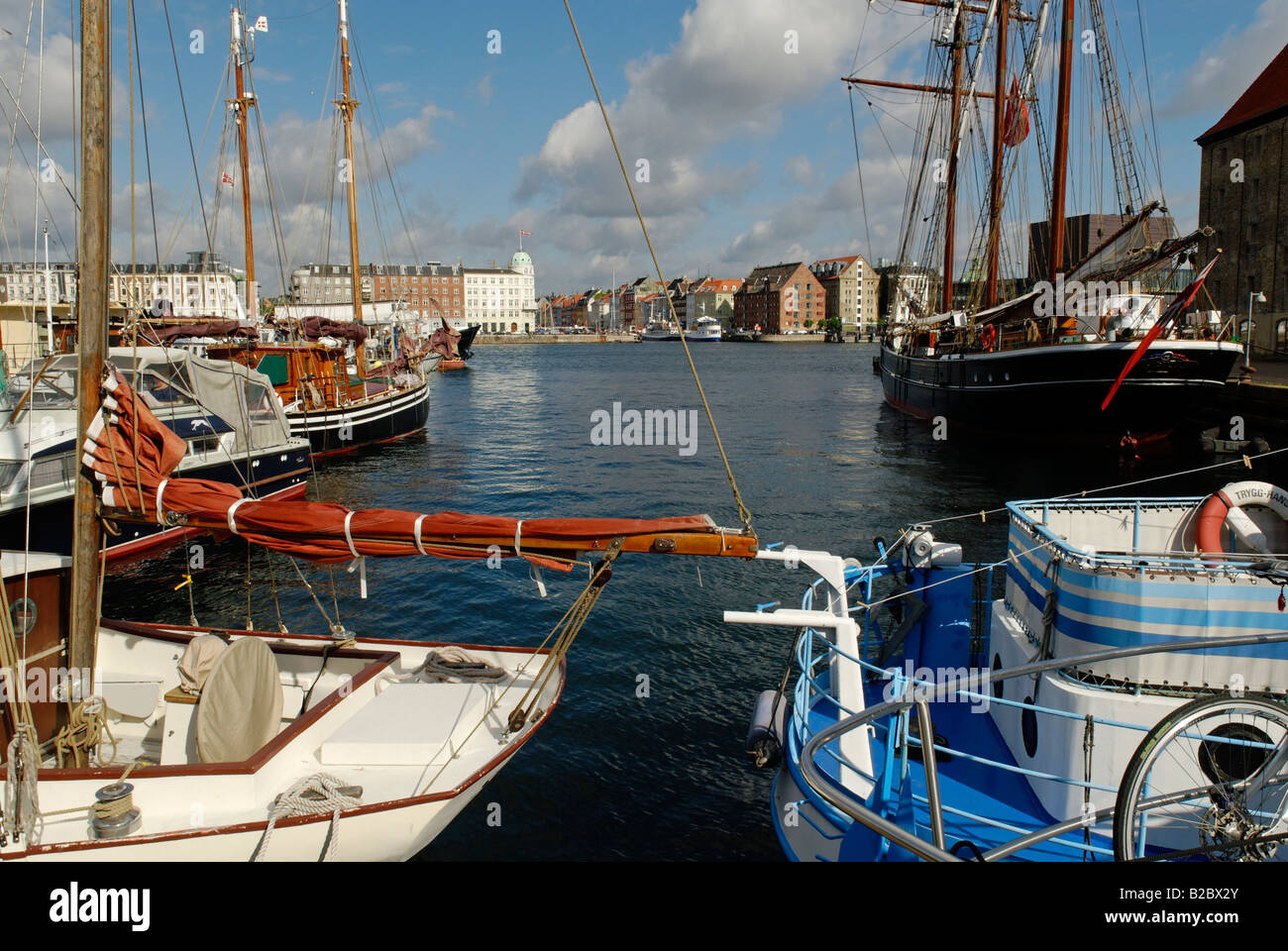 Boote im Hafen des Groenlanske Handels Plads, Kopenhagen, Dänemark, Skandinavien, Europa Stockfoto