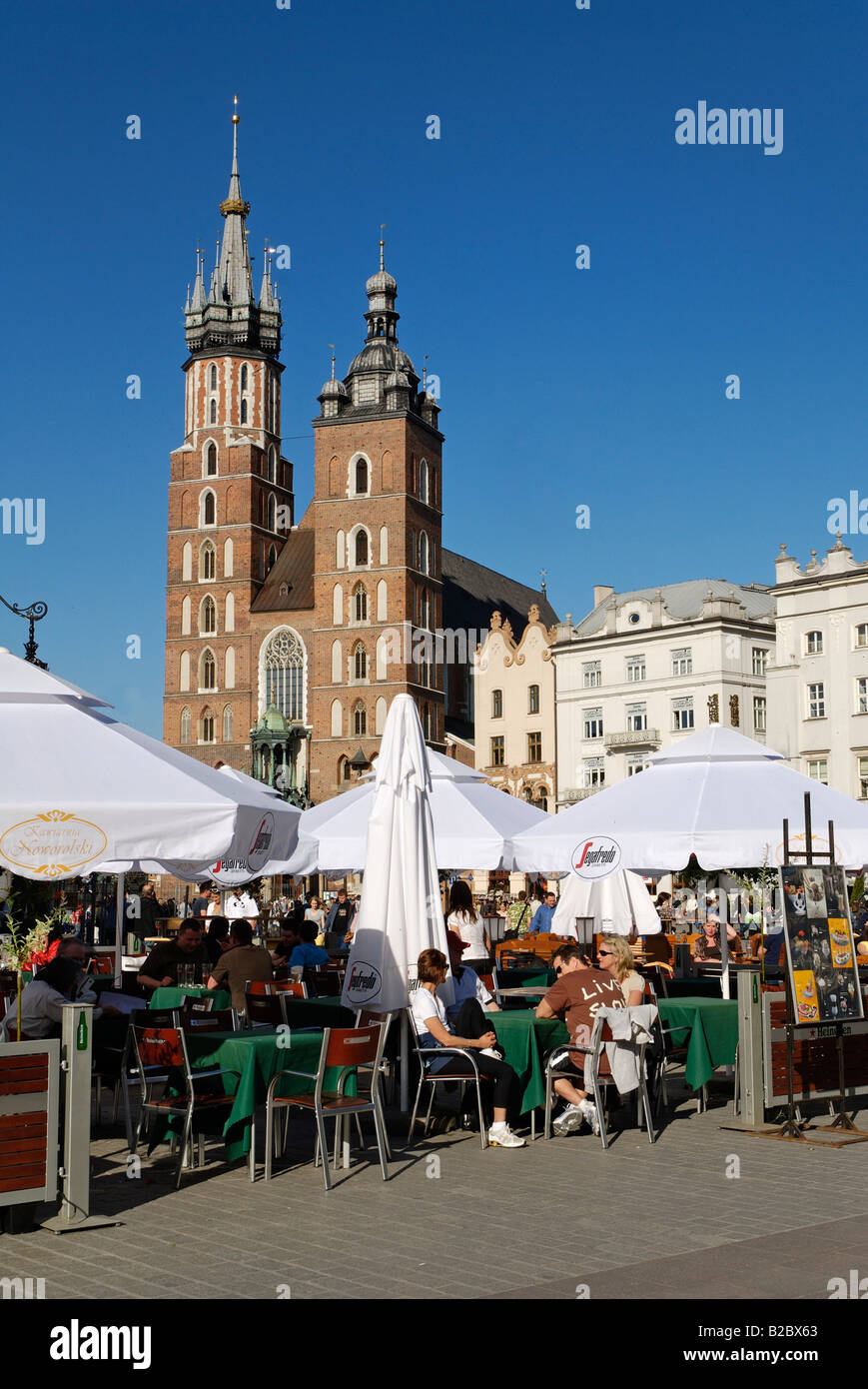 Straßencafé und Str. Marys Kirche am Krakauer Marktplatz Rynek, UNESCO-Weltkulturerbe, Polen, Europa Stockfoto