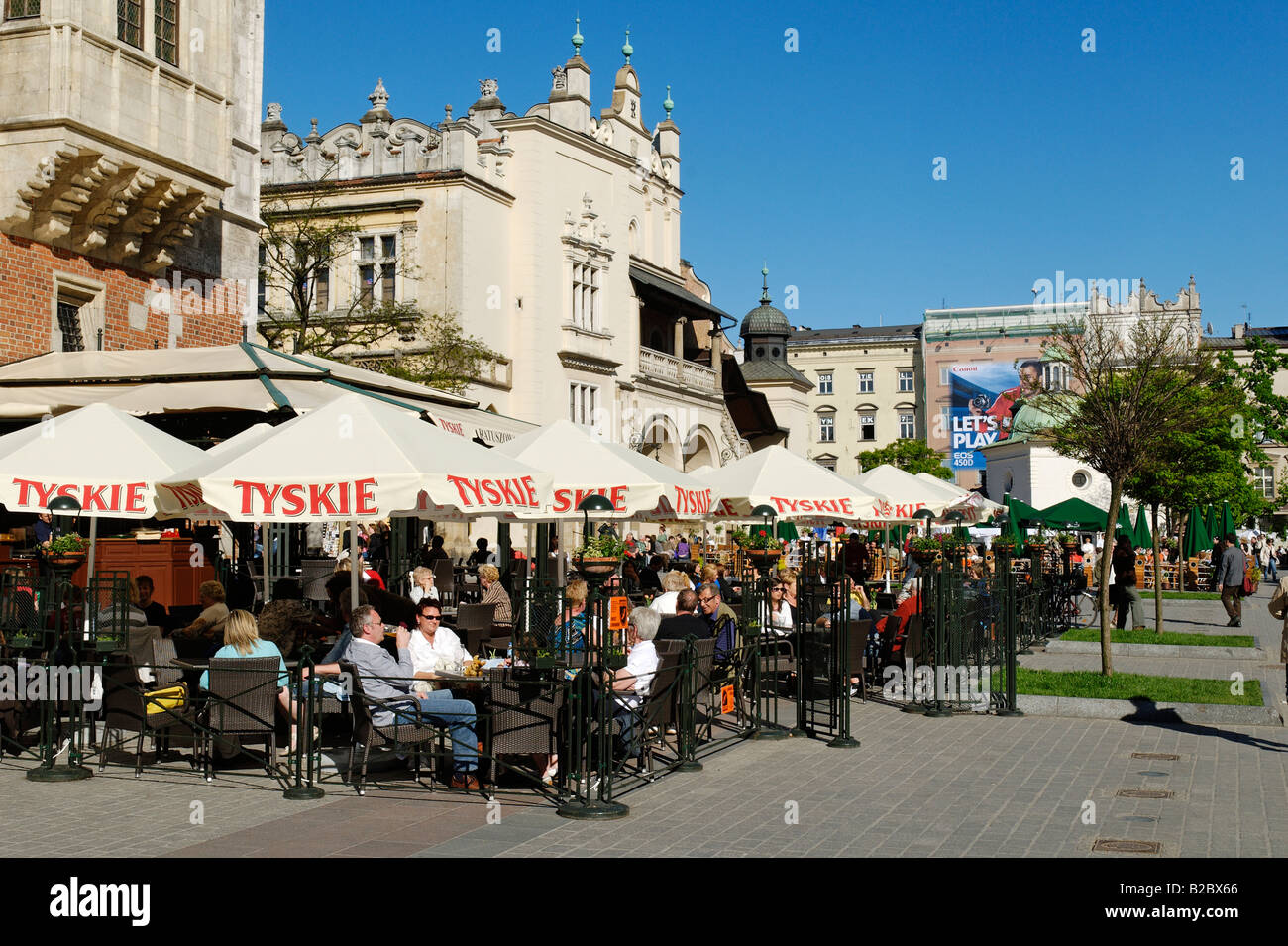Straßencafé vor dem Draper Halle, Sukiennice, am Krakauer Marktplatz Rynek, UNESCO-Weltkulturerbe, Polen, Euro Stockfoto