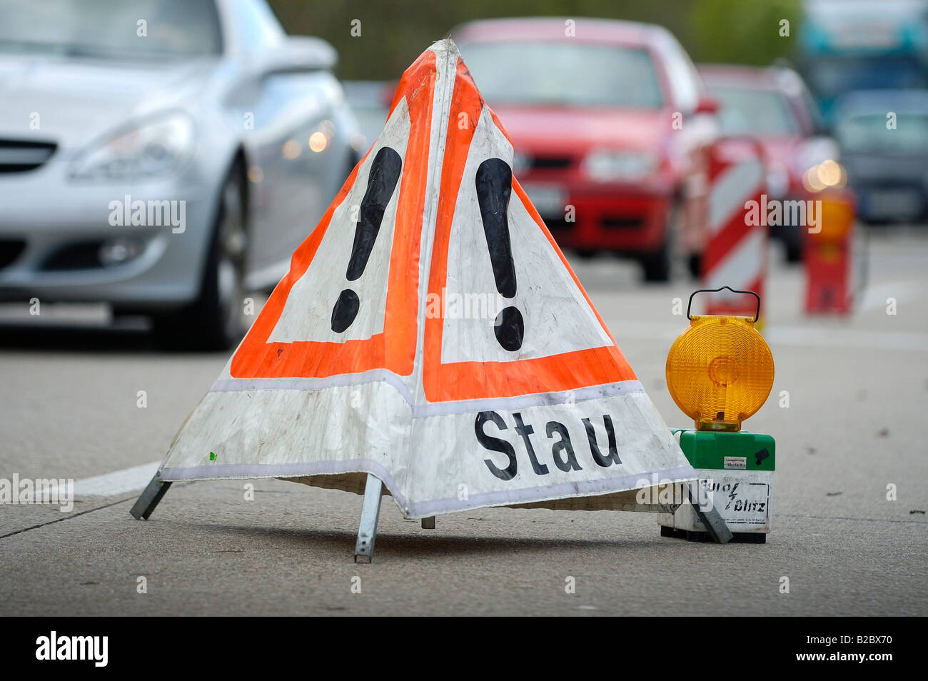 Stau Warnung auf der gegenüberliegenden Fahrbahn nach einer großen LKW-Unfall auf der Autobahn A8 in Richtung der Stadt-OL Stockfoto