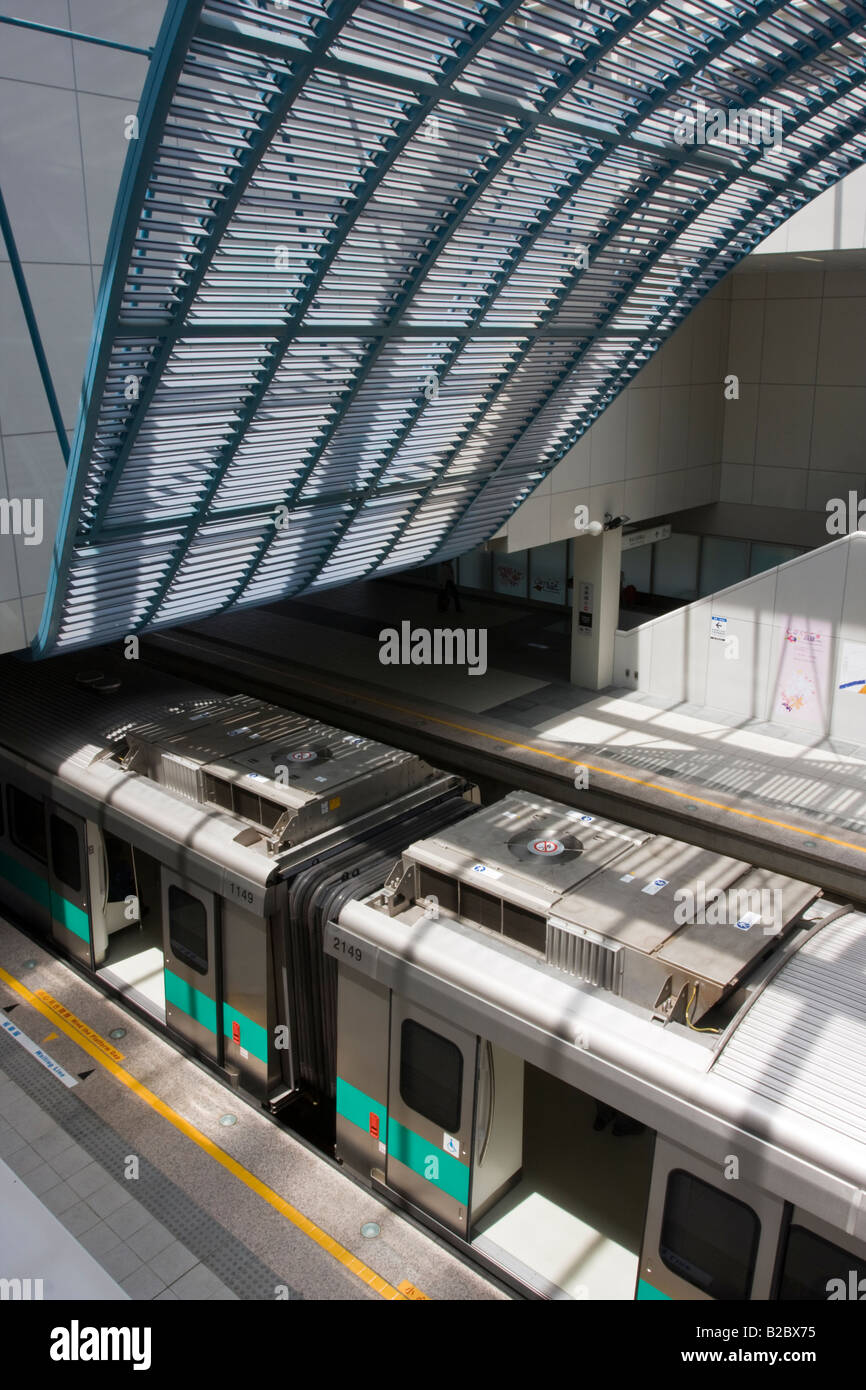 Türen öffnen sich auf einen Kaohsiung Mass Rapid Transit (KMRT) Zug unter öffentlichen Welle Kunst Welt Spiele Station R17 Kaohsiung Taiwan Stockfoto