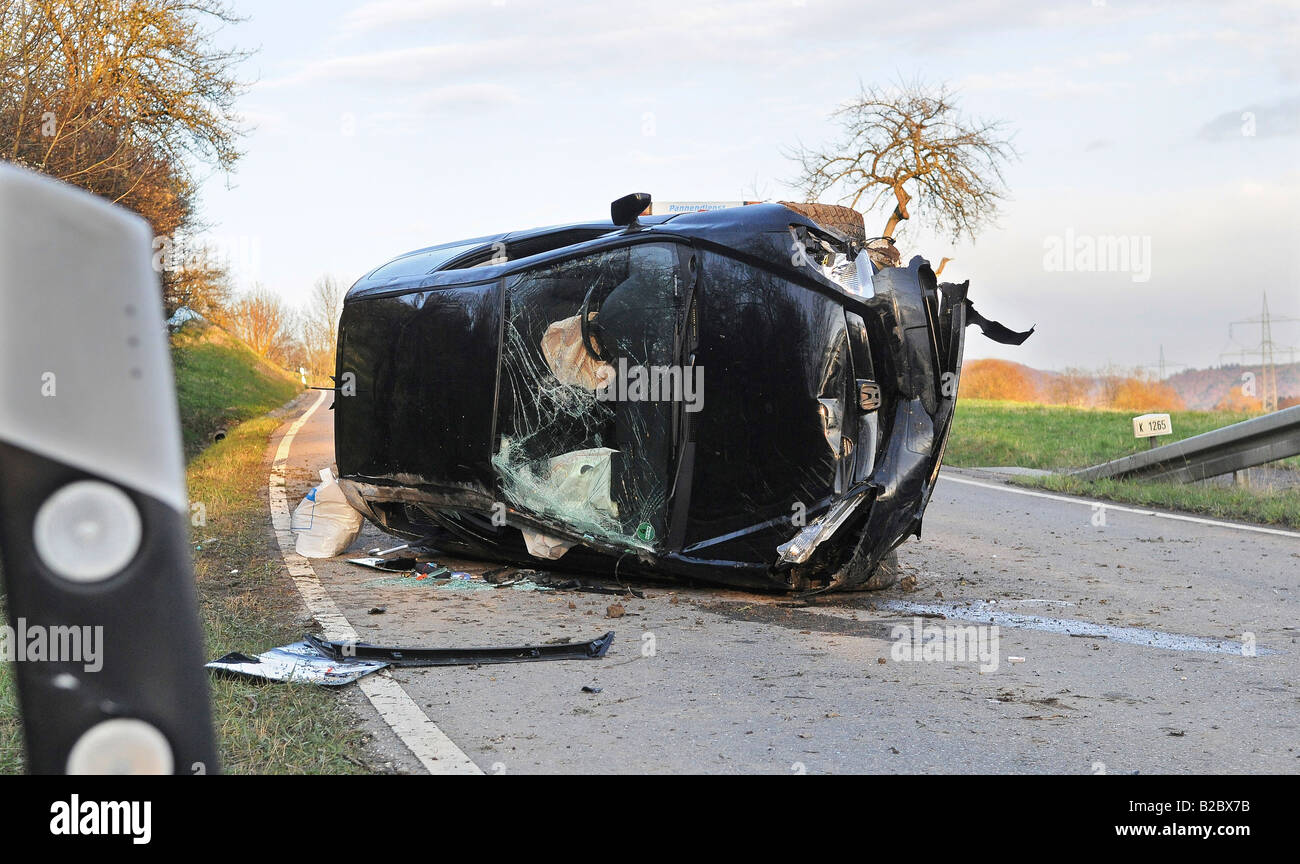 Auto liegend nach einem Unfall, im Vordergrund ein am Straßenrand reflektierende Post, Ohmden, Esslingen county Stockfoto